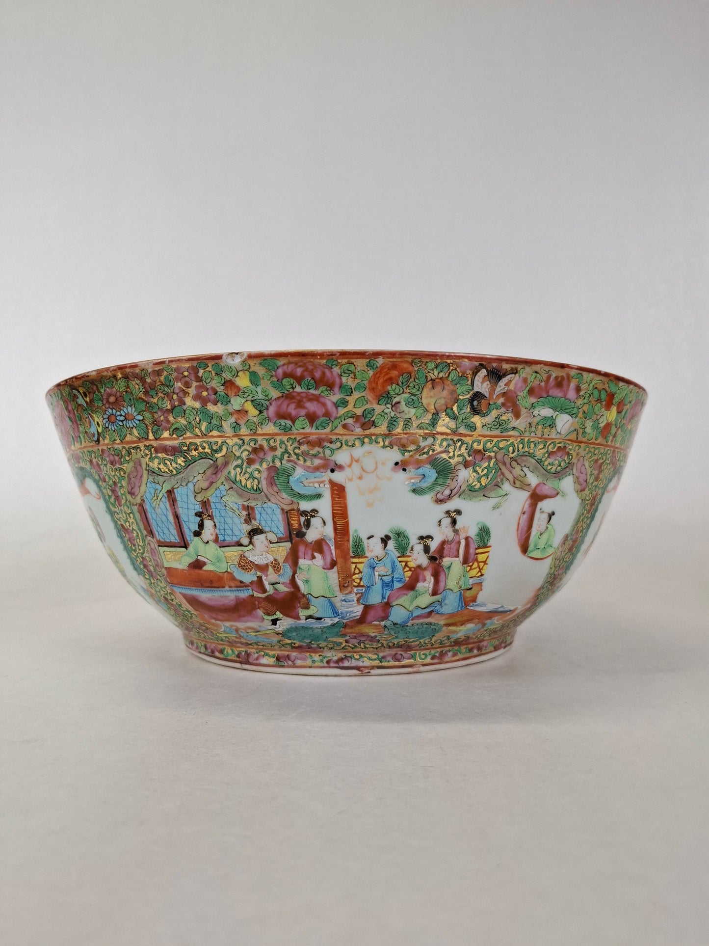 Large antique Chinese canton rose medallion bowl decorated with Imperial scenes // Qing Dynasty - 19th century