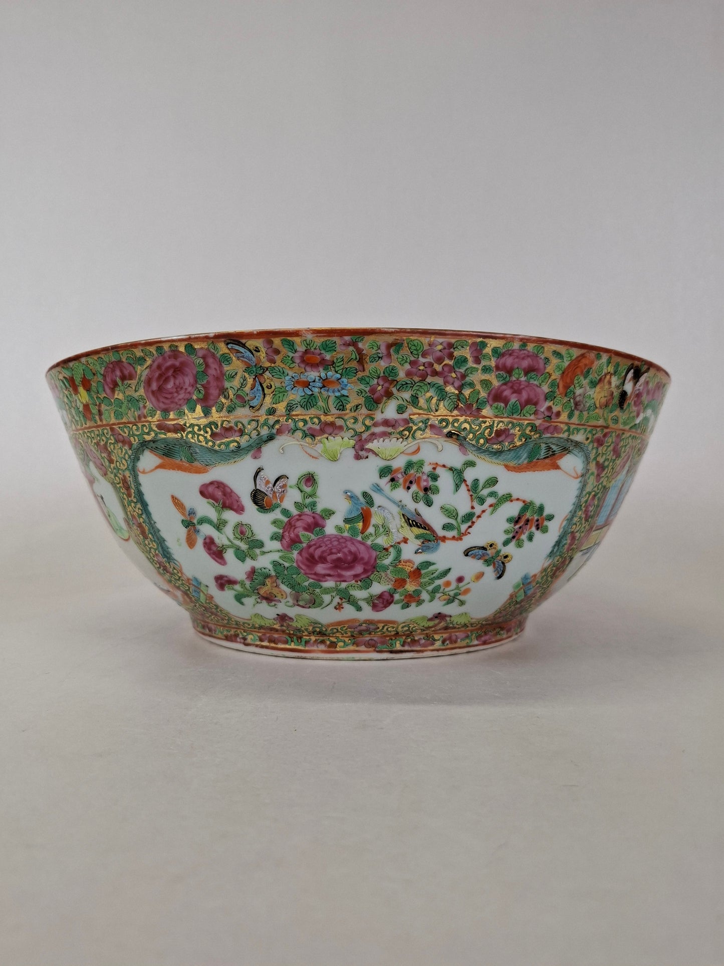 Large antique Chinese canton rose medallion bowl decorated with Imperial scenes // Qing Dynasty - 19th century
