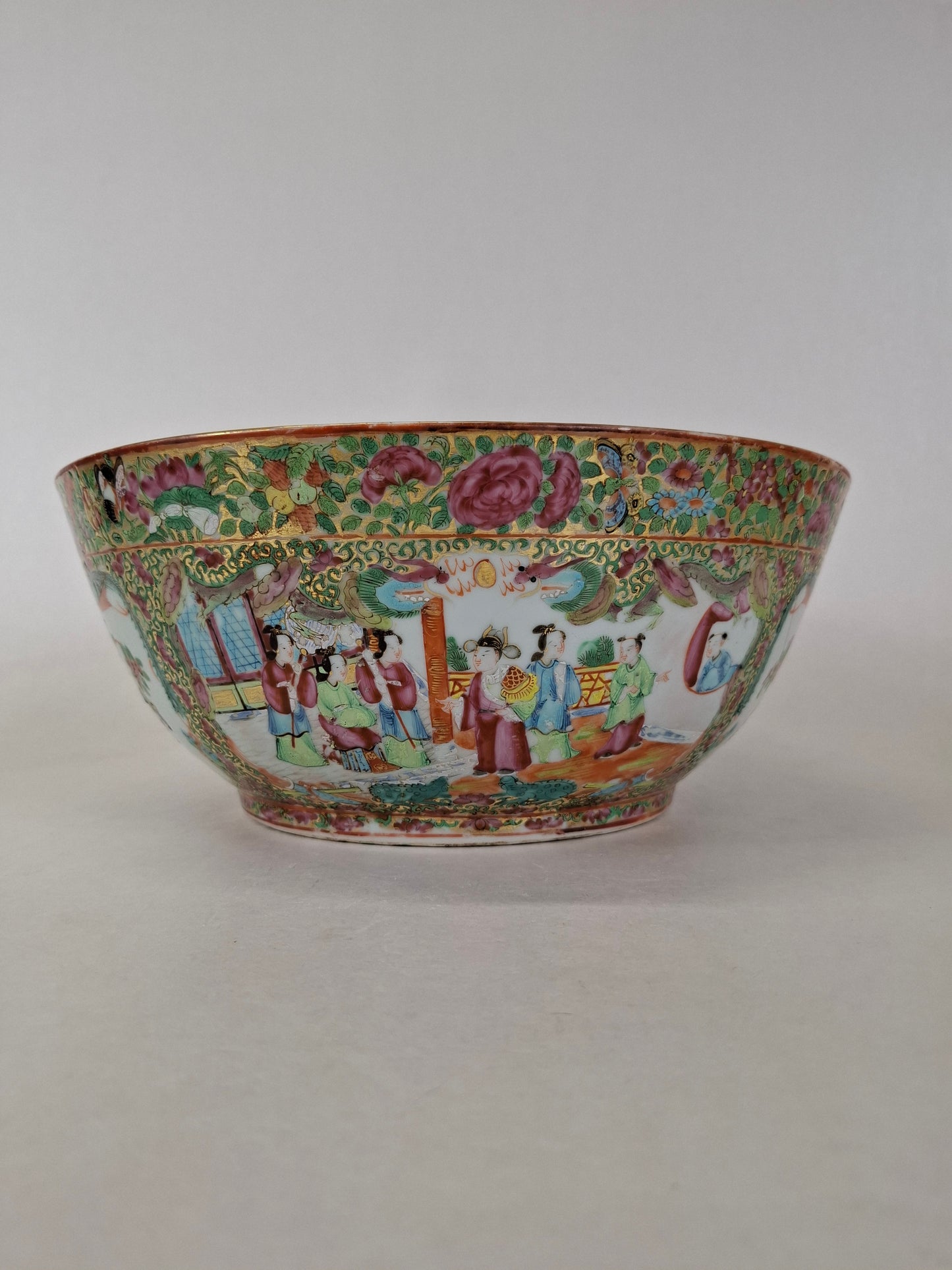 Large antique Chinese canton rose medallion bowl decorated with Imperial scenes // Qing Dynasty - 19th century