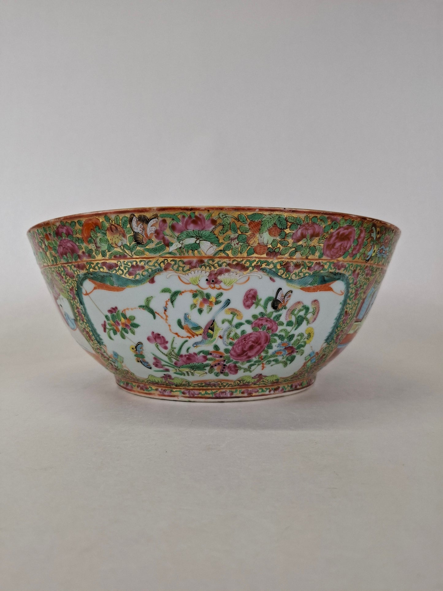 Large antique Chinese canton rose medallion bowl decorated with Imperial scenes // Qing Dynasty - 19th century