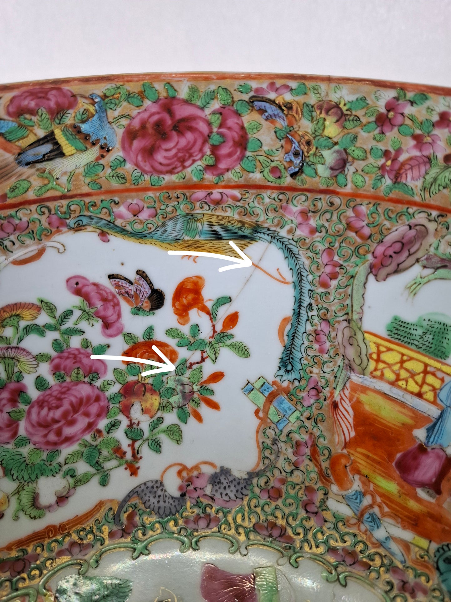 Large antique Chinese canton rose medallion bowl decorated with Imperial scenes // Qing Dynasty - 19th century