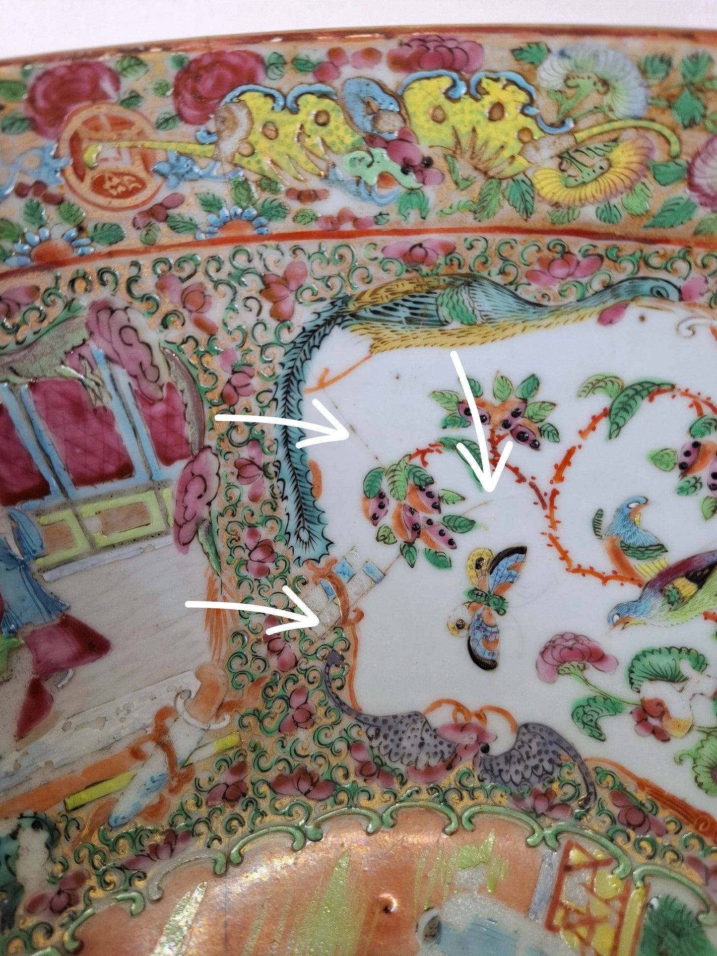 Large antique Chinese canton rose medallion bowl decorated with Imperial scenes // Qing Dynasty - 19th century