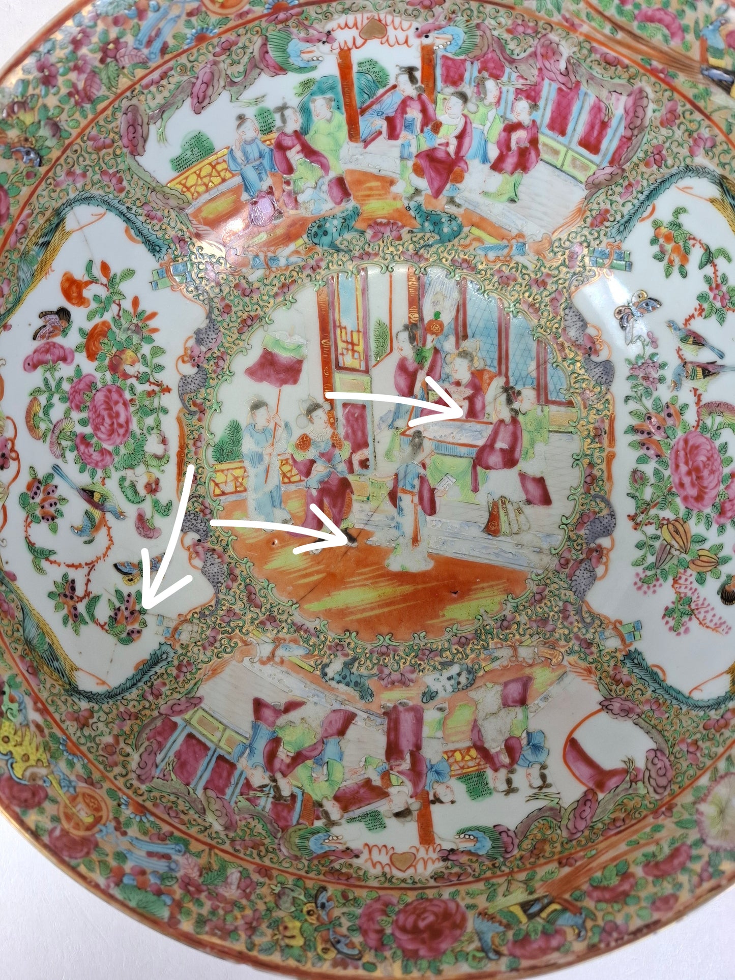 Large antique Chinese canton rose medallion bowl decorated with Imperial scenes // Qing Dynasty - 19th century