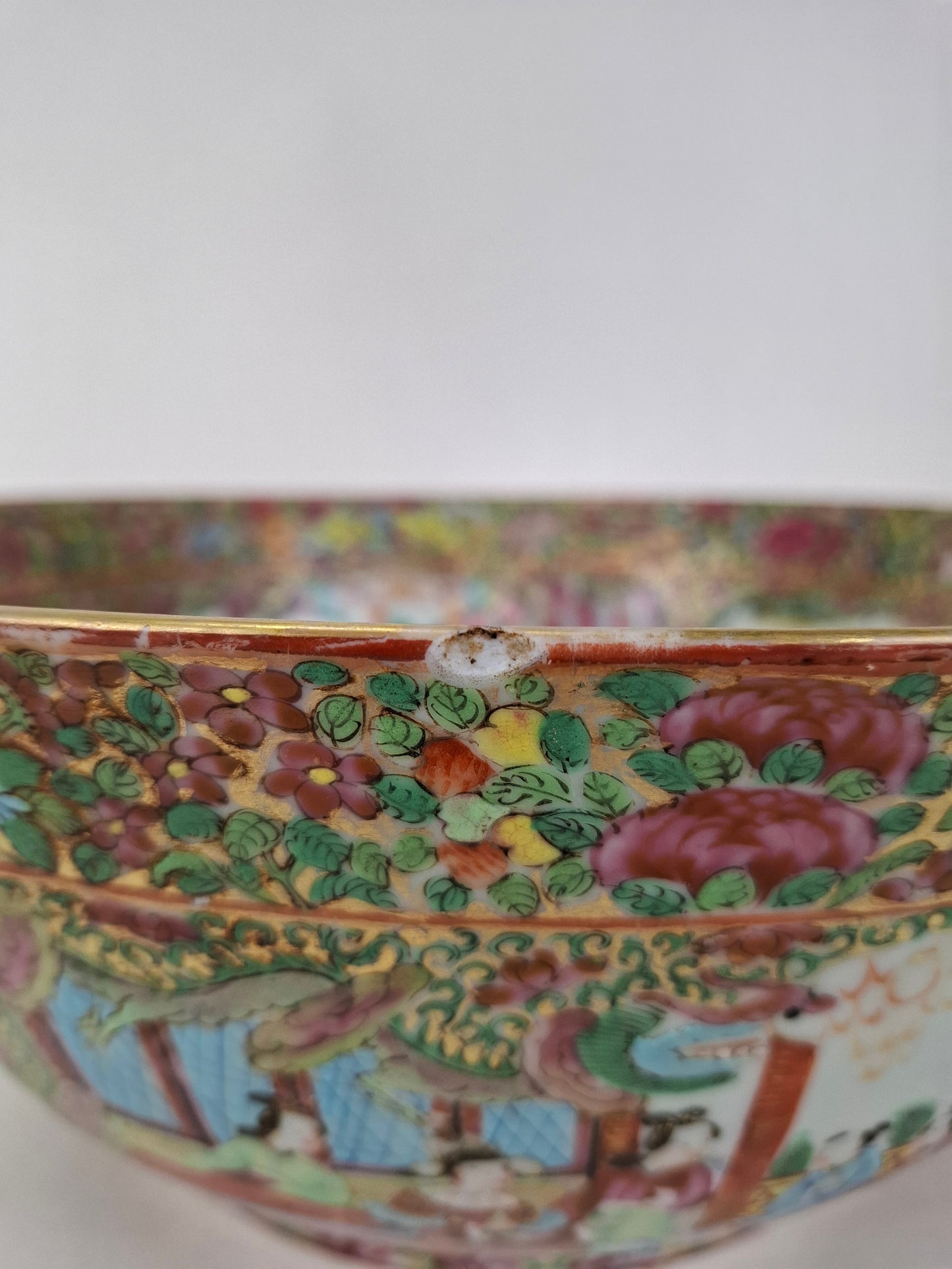 Large antique Chinese canton rose medallion bowl decorated with Imperial scenes // Qing Dynasty - 19th century