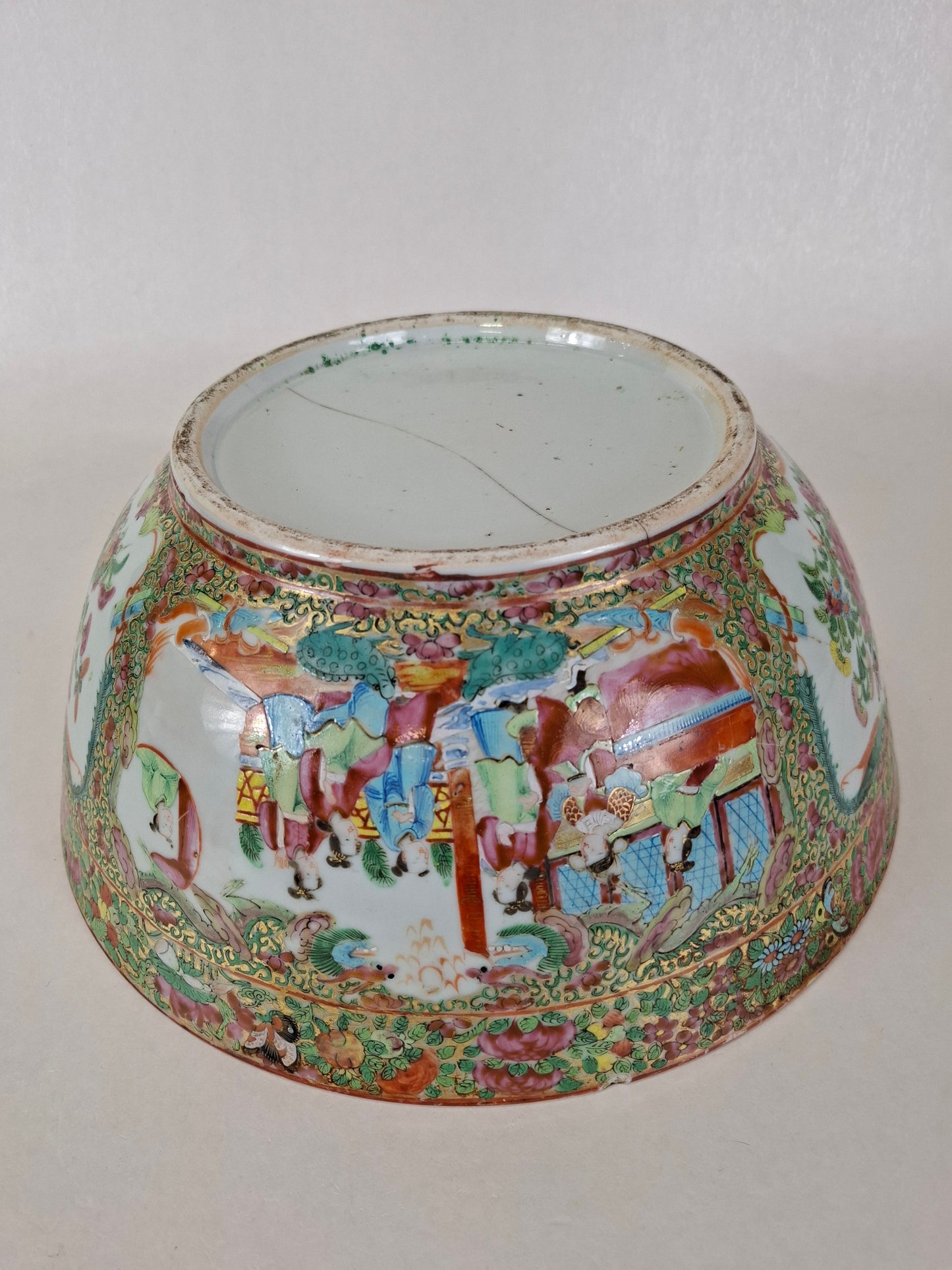 Large antique Chinese canton rose medallion bowl decorated with Imperial scenes // Qing Dynasty - 19th century