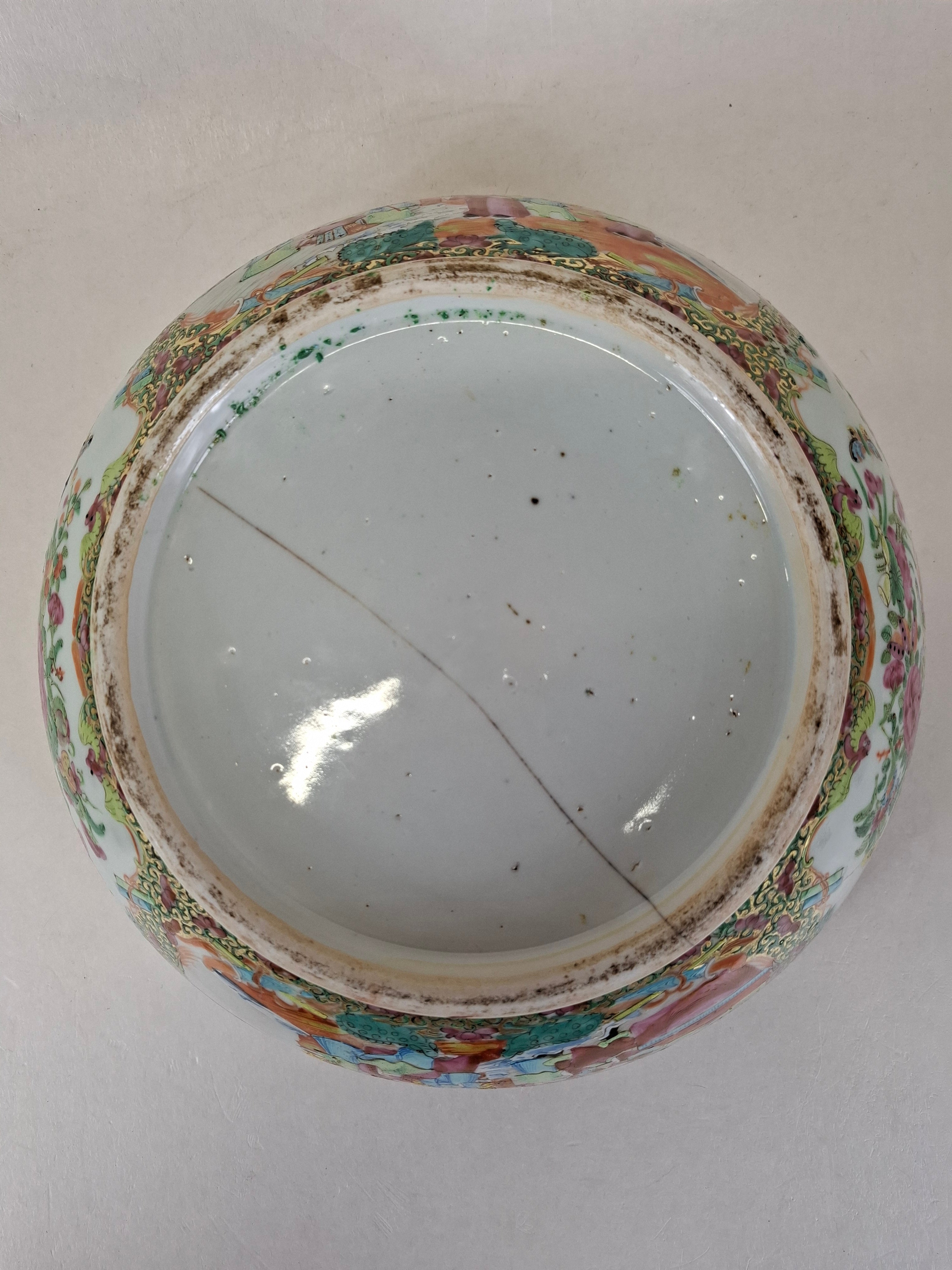 大型古董中国广彩玫瑰纹碗，饰以皇家场景// 清代- 19世纪– Diddenantiques