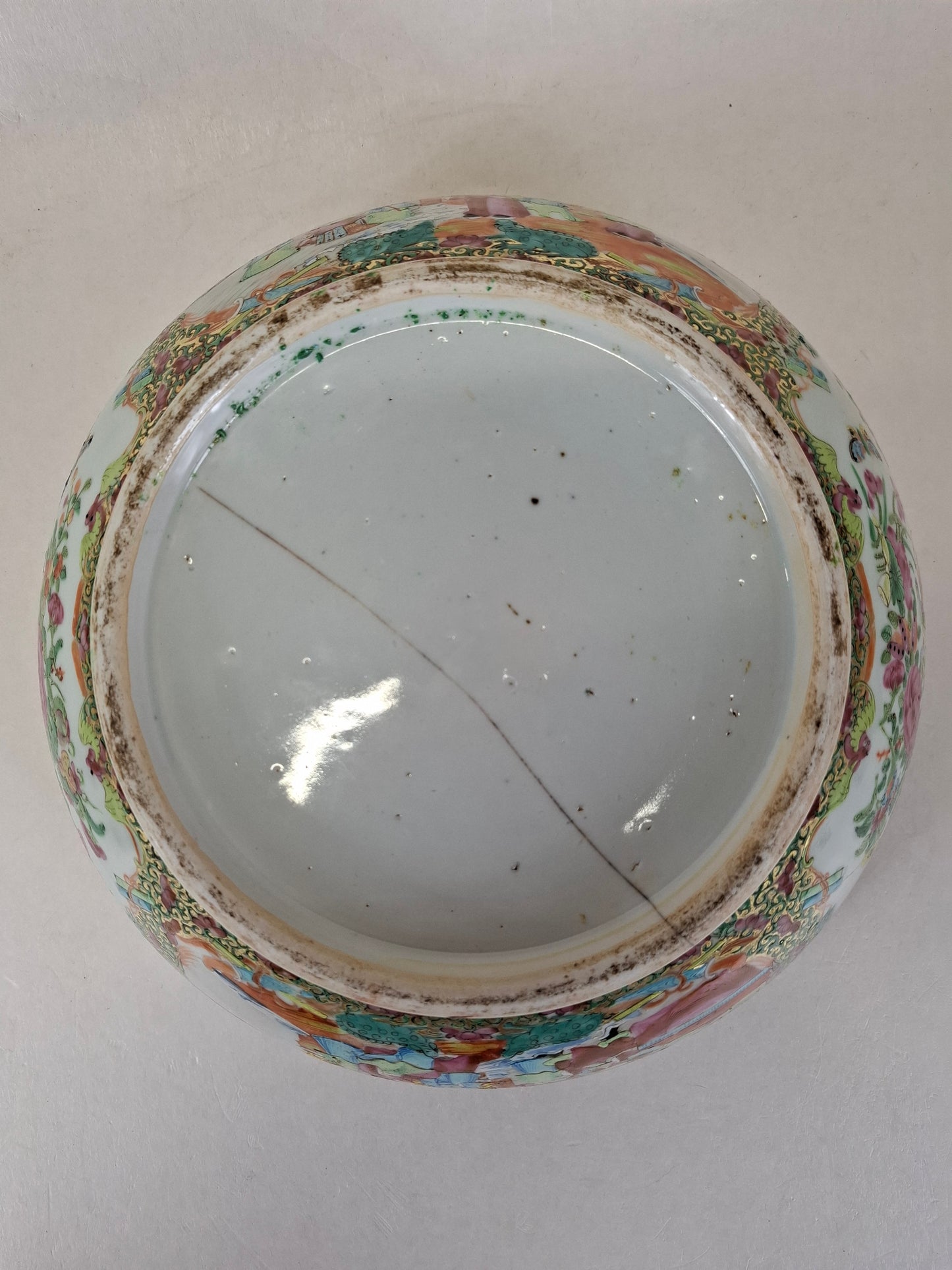 Large antique Chinese canton rose medallion bowl decorated with Imperial scenes // Qing Dynasty - 19th century