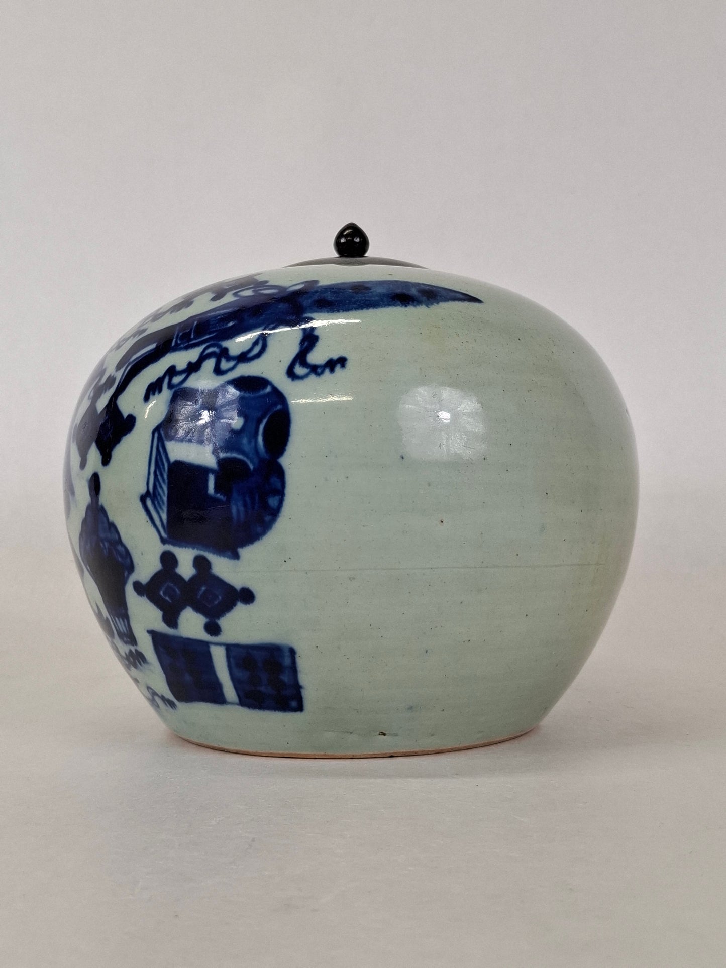 Antique Chinese ginger jar decorated with antiquities // Qing Dynasty - 19th century