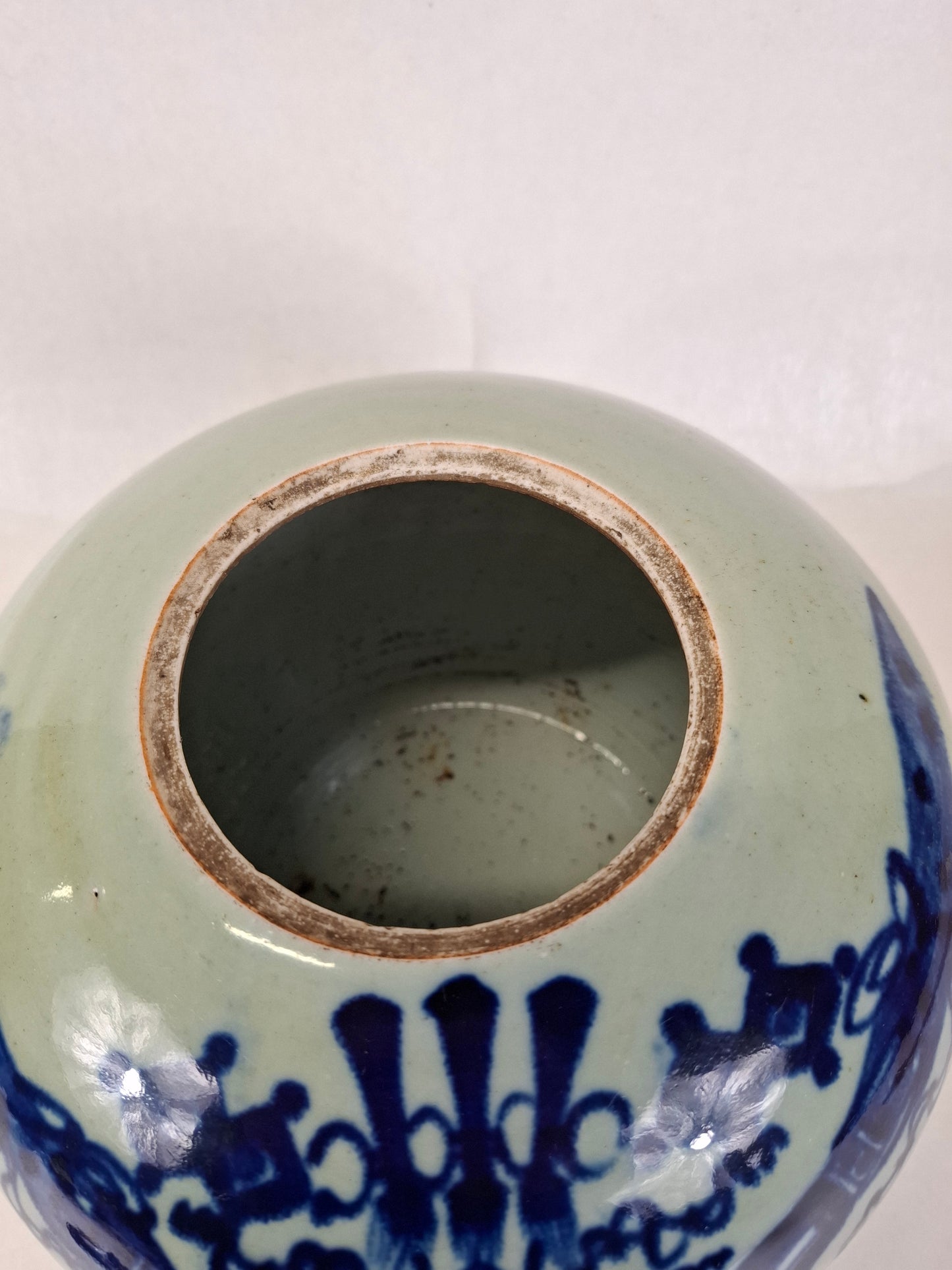 Antique Chinese ginger jar decorated with antiquities // Qing Dynasty - 19th century