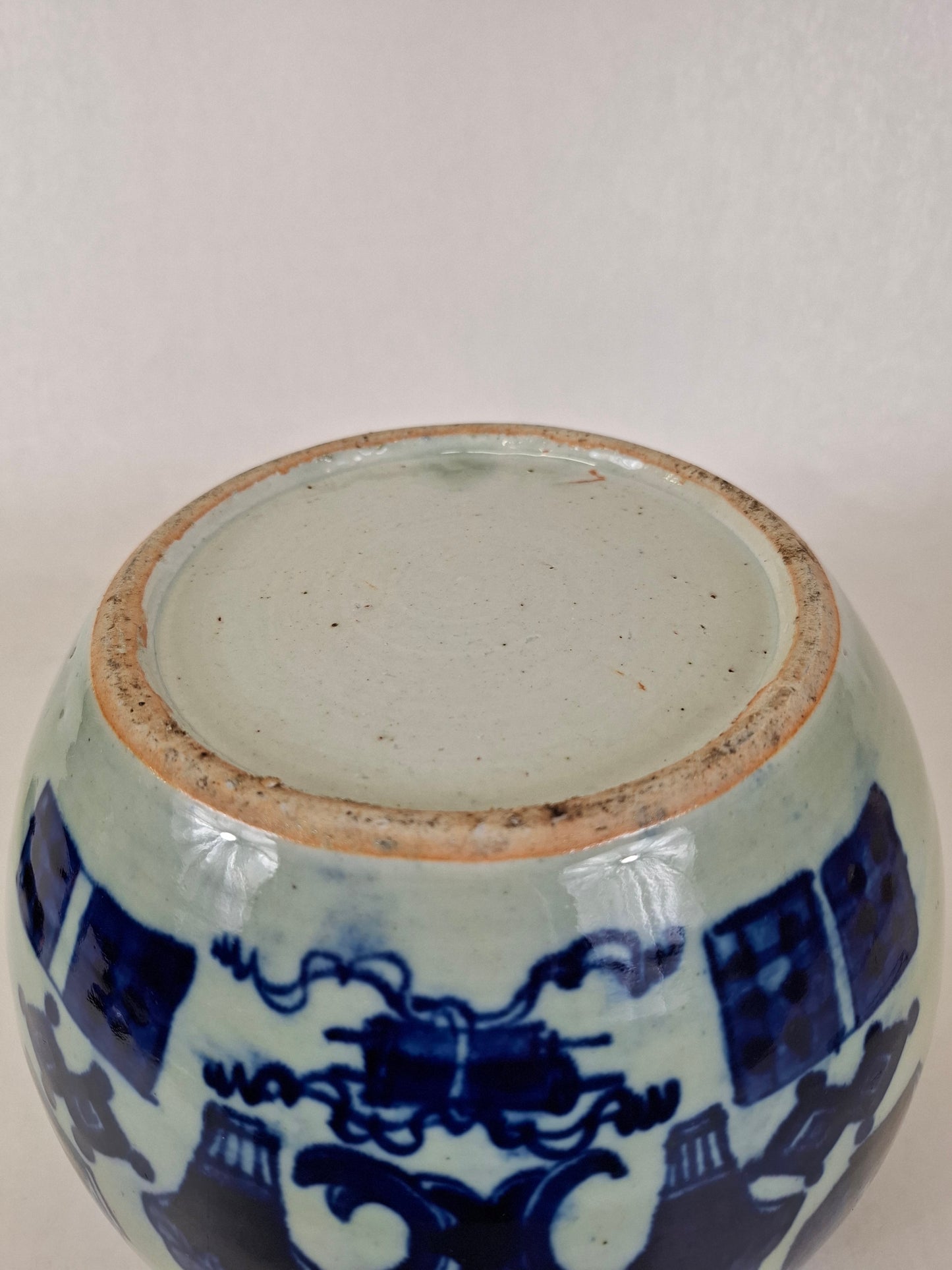 Antique Chinese ginger jar decorated with antiquities // Qing Dynasty - 19th century