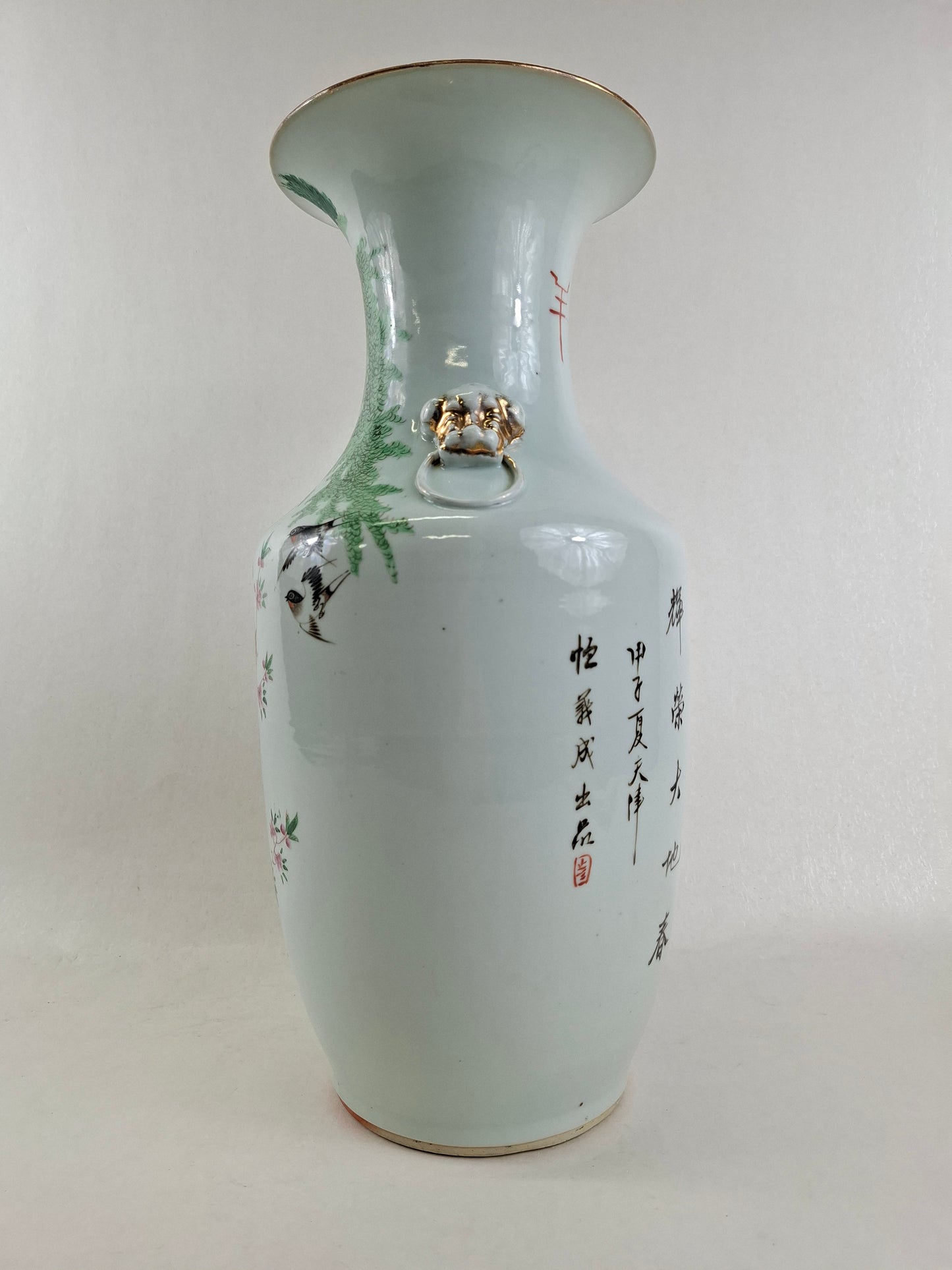 Vase polychrome chinois ancien décoré d'hirondelles et de fleurs // Période républicaine (1912-1949)