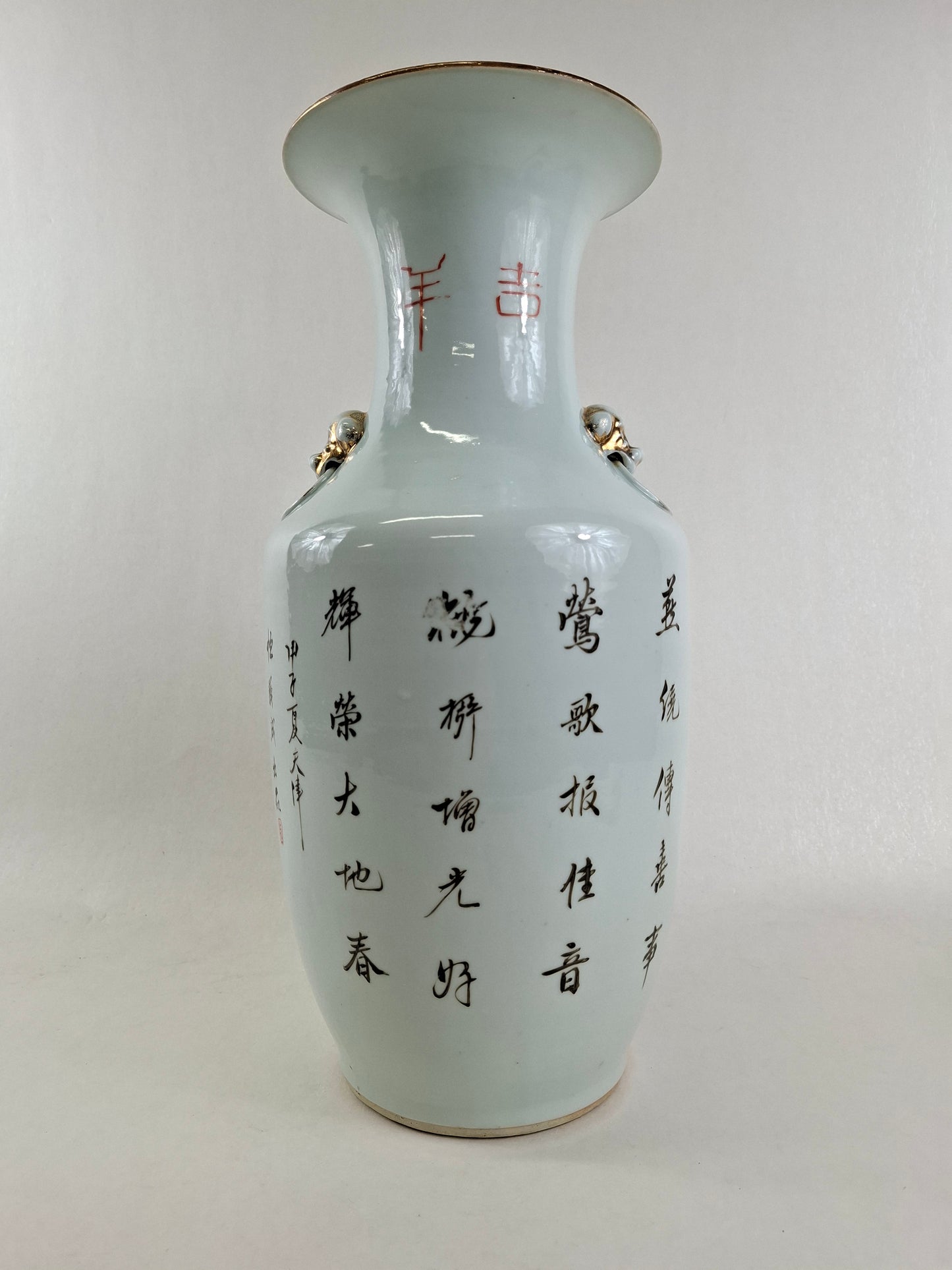 Vase polychrome chinois ancien décoré d'hirondelles et de fleurs // Période républicaine (1912-1949)