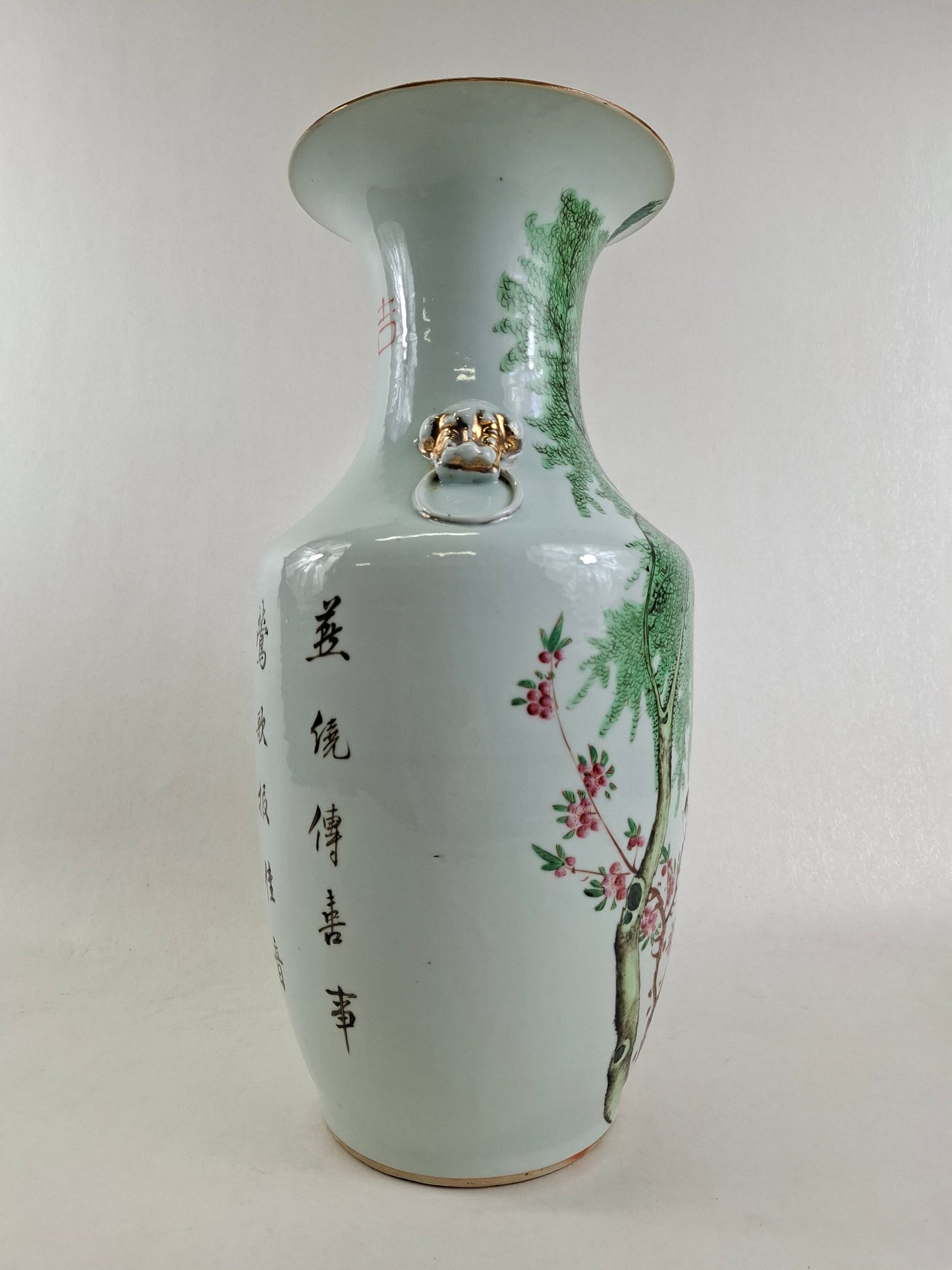 Vase polychrome chinois ancien décoré d'hirondelles et de fleurs // Période républicaine (1912-1949)