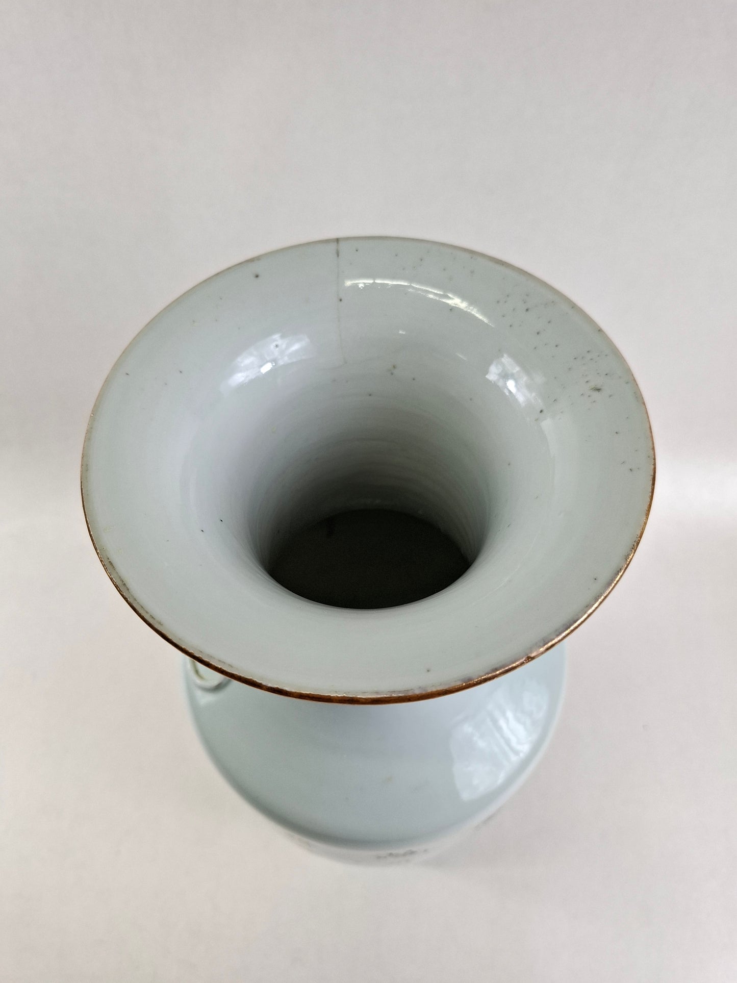 Vase polychrome chinois ancien décoré d'hirondelles et de fleurs // Période républicaine (1912-1949)