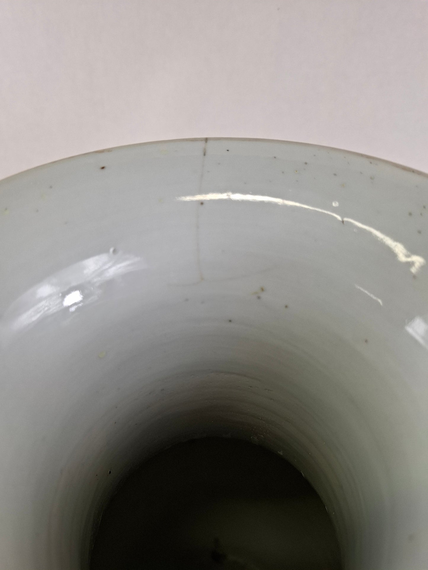 Vase polychrome chinois ancien décoré d'hirondelles et de fleurs // Période républicaine (1912-1949)