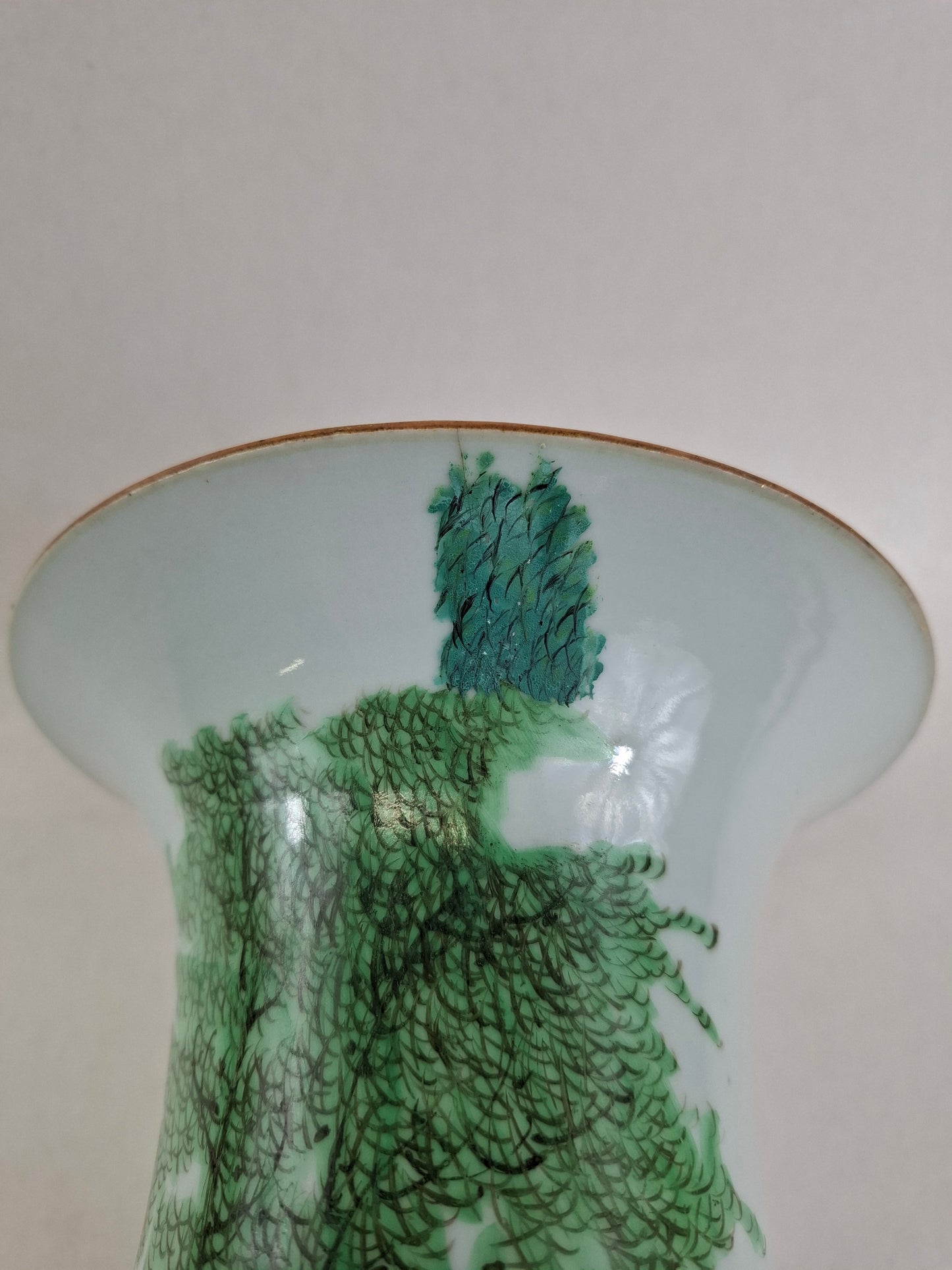 Vase polychrome chinois ancien décoré d'hirondelles et de fleurs // Période républicaine (1912-1949)