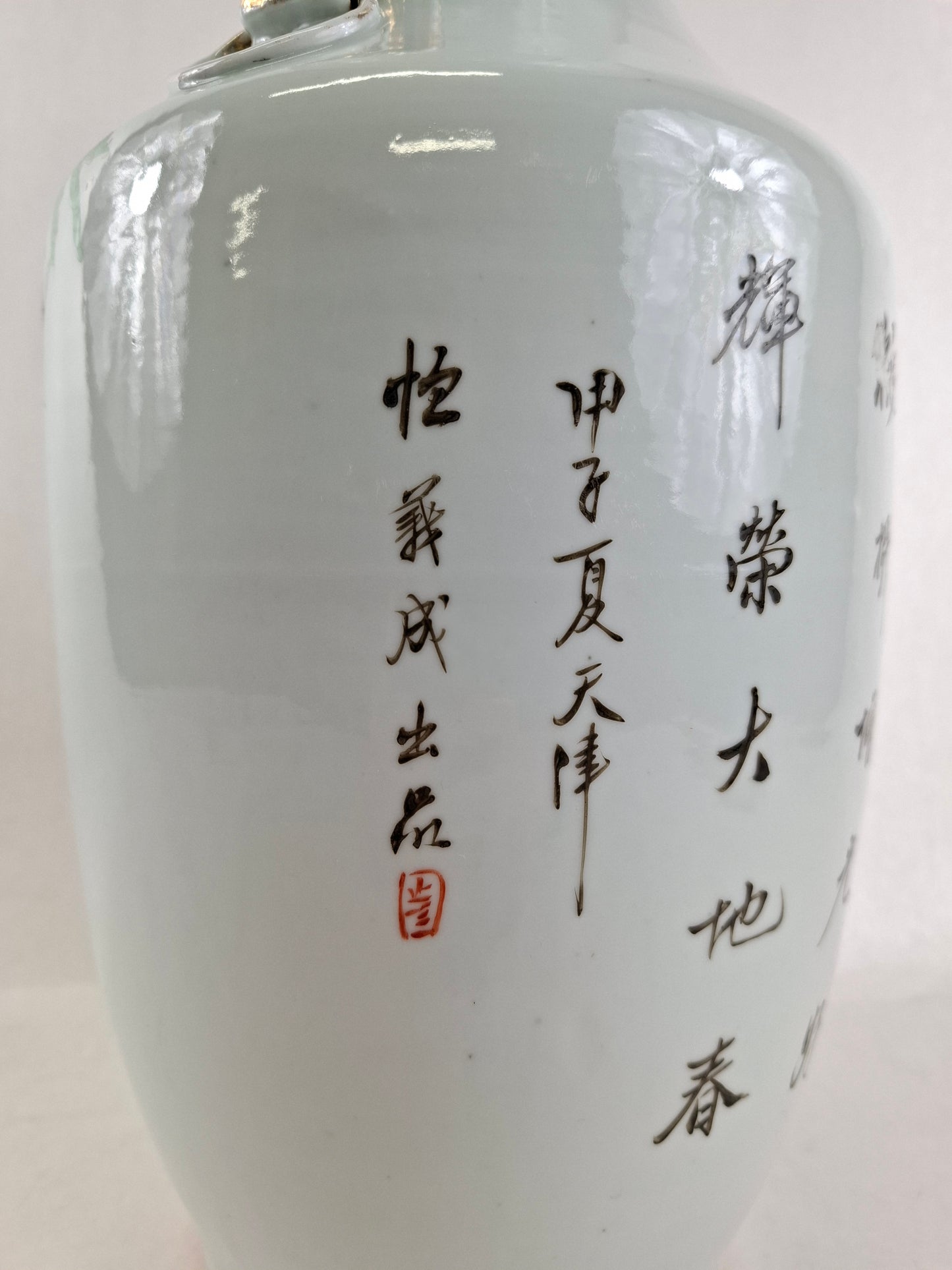 Vase polychrome chinois ancien décoré d'hirondelles et de fleurs // Période républicaine (1912-1949)