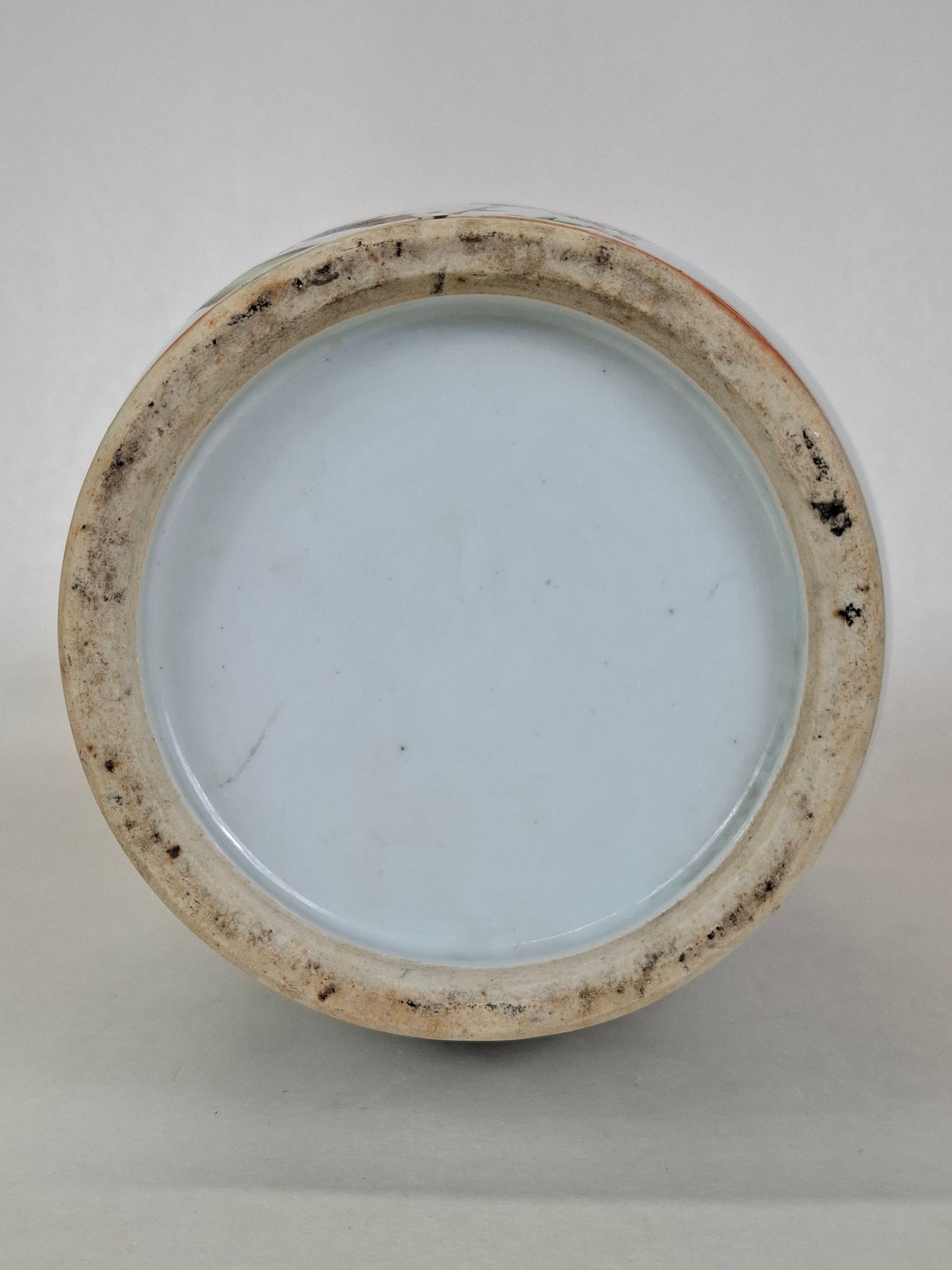 Vase polychrome chinois ancien décoré d'hirondelles et de fleurs // Période républicaine (1912-1949)