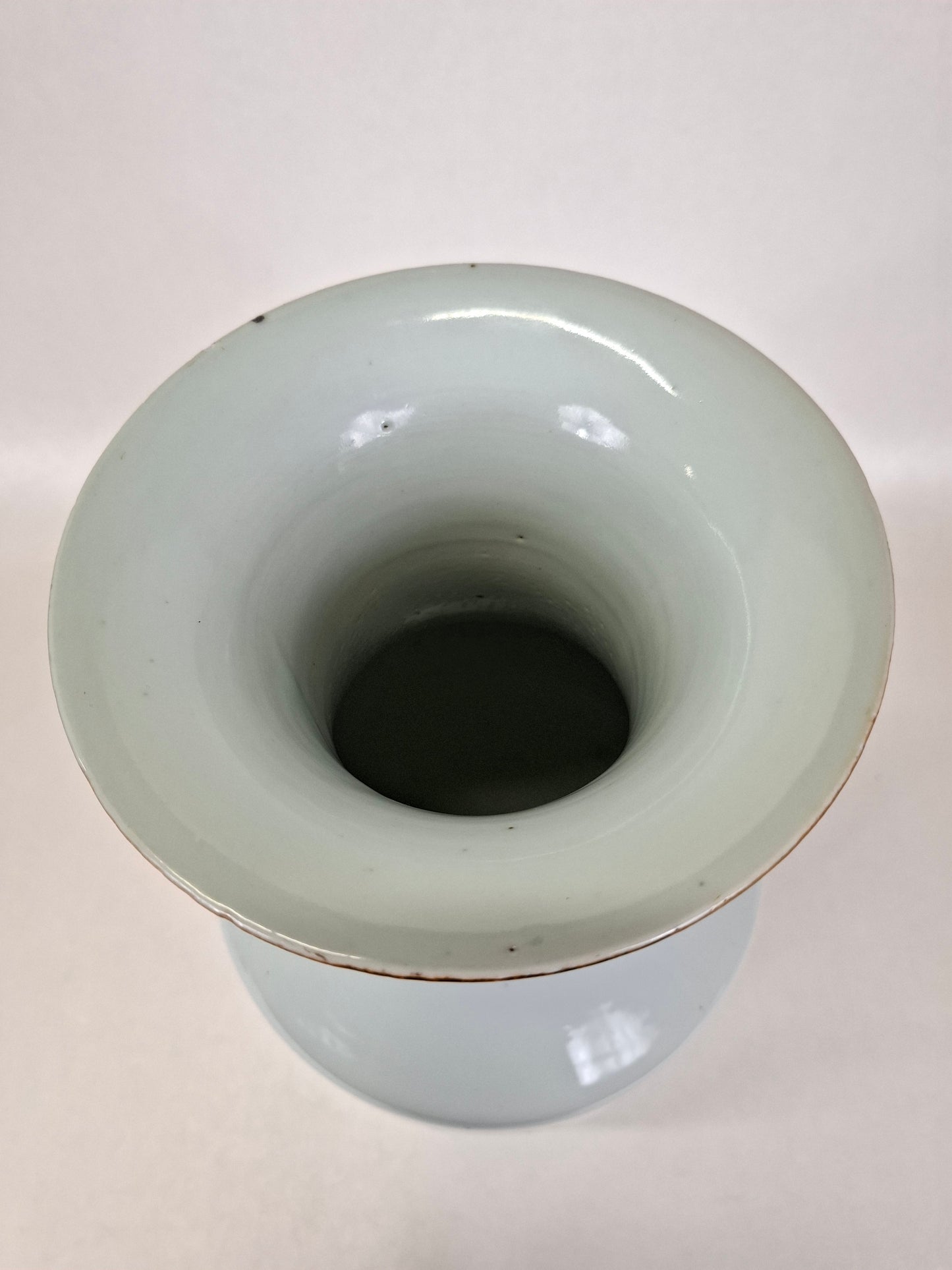 Antique Chinese polychrome vase decorated with crane and flowers // Republic period (1912-1949)