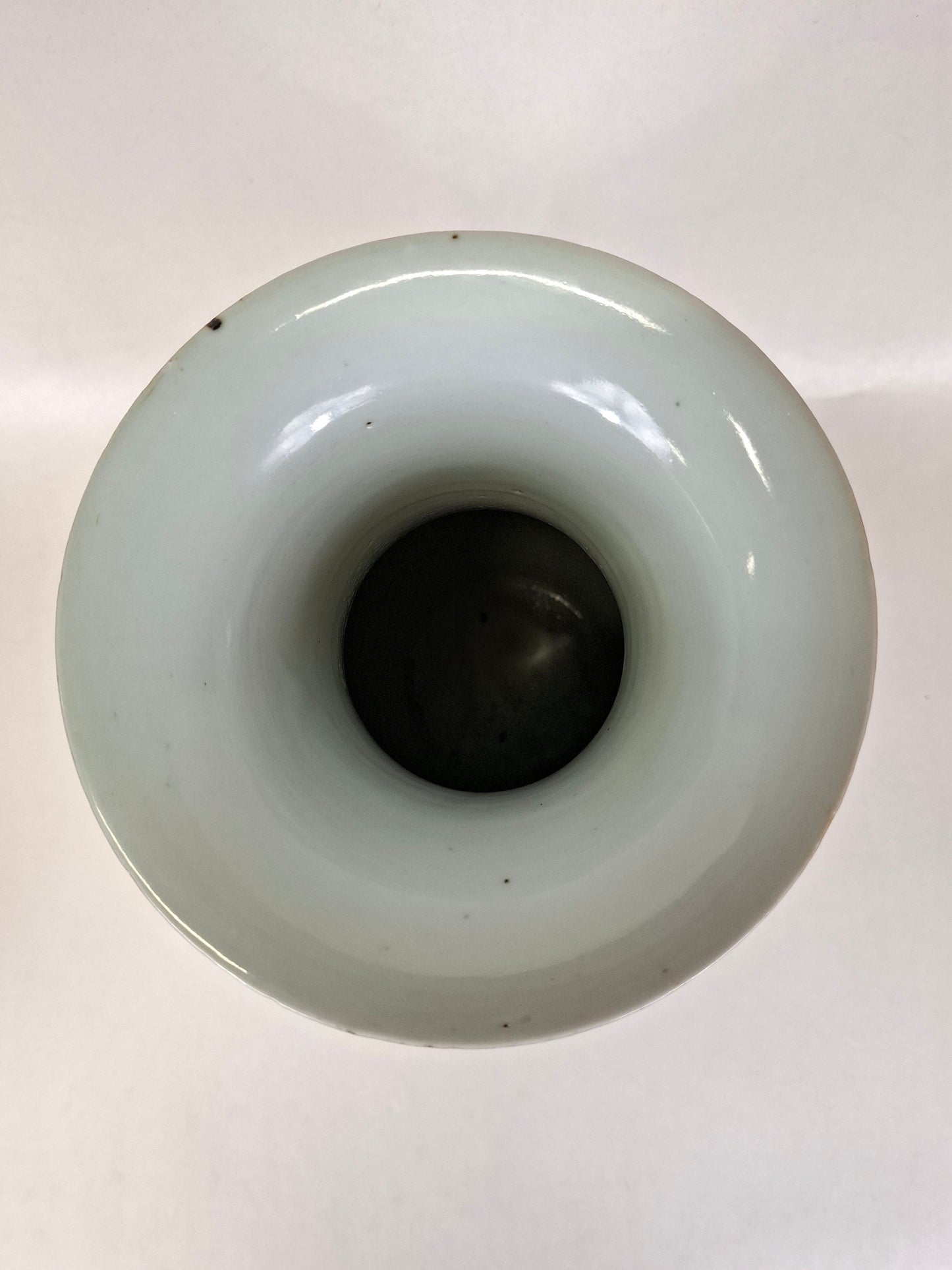 Antique Chinese polychrome vase decorated with crane and flowers // Republic period (1912-1949)