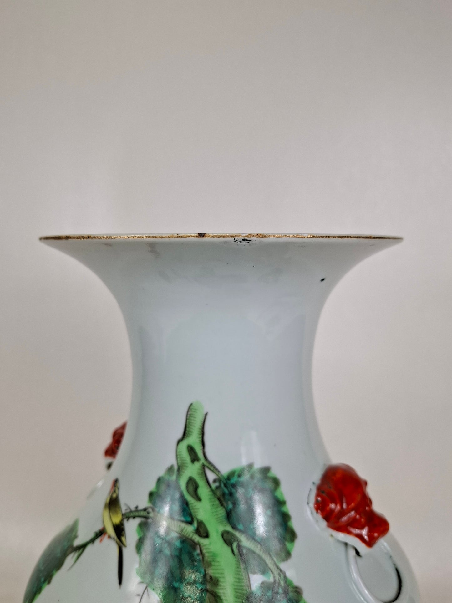 Antique Chinese polychrome vase decorated with crane and flowers // Republic period (1912-1949)