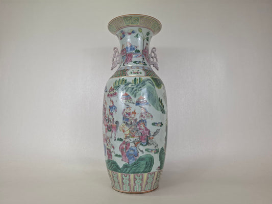 Large Chinese vintage famille rose vase decorated with an Imperial scene and warrior scene