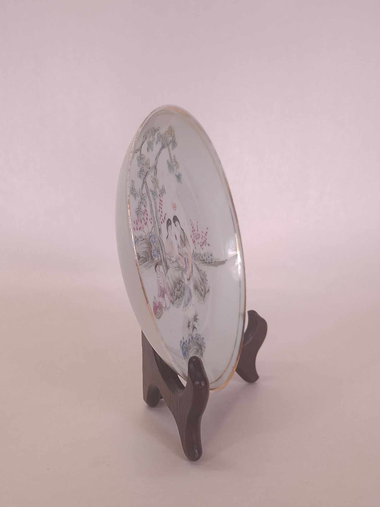 Antique Chinese plate decorated with a garden scene // Republic period (1912-1949)