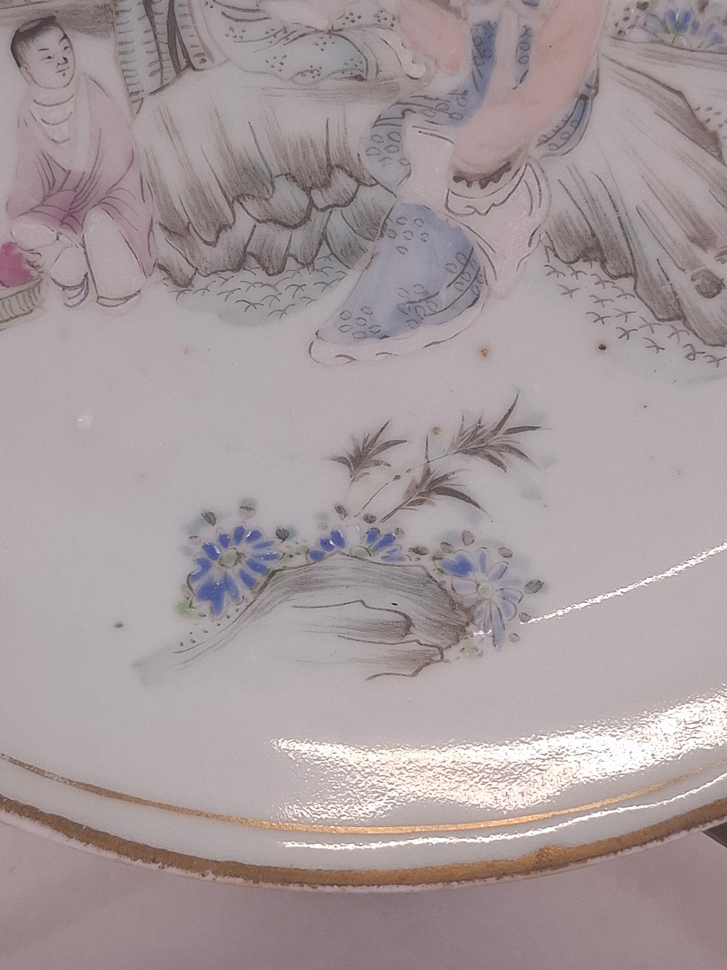 Antique Chinese plate decorated with a garden scene // Republic period (1912-1949)