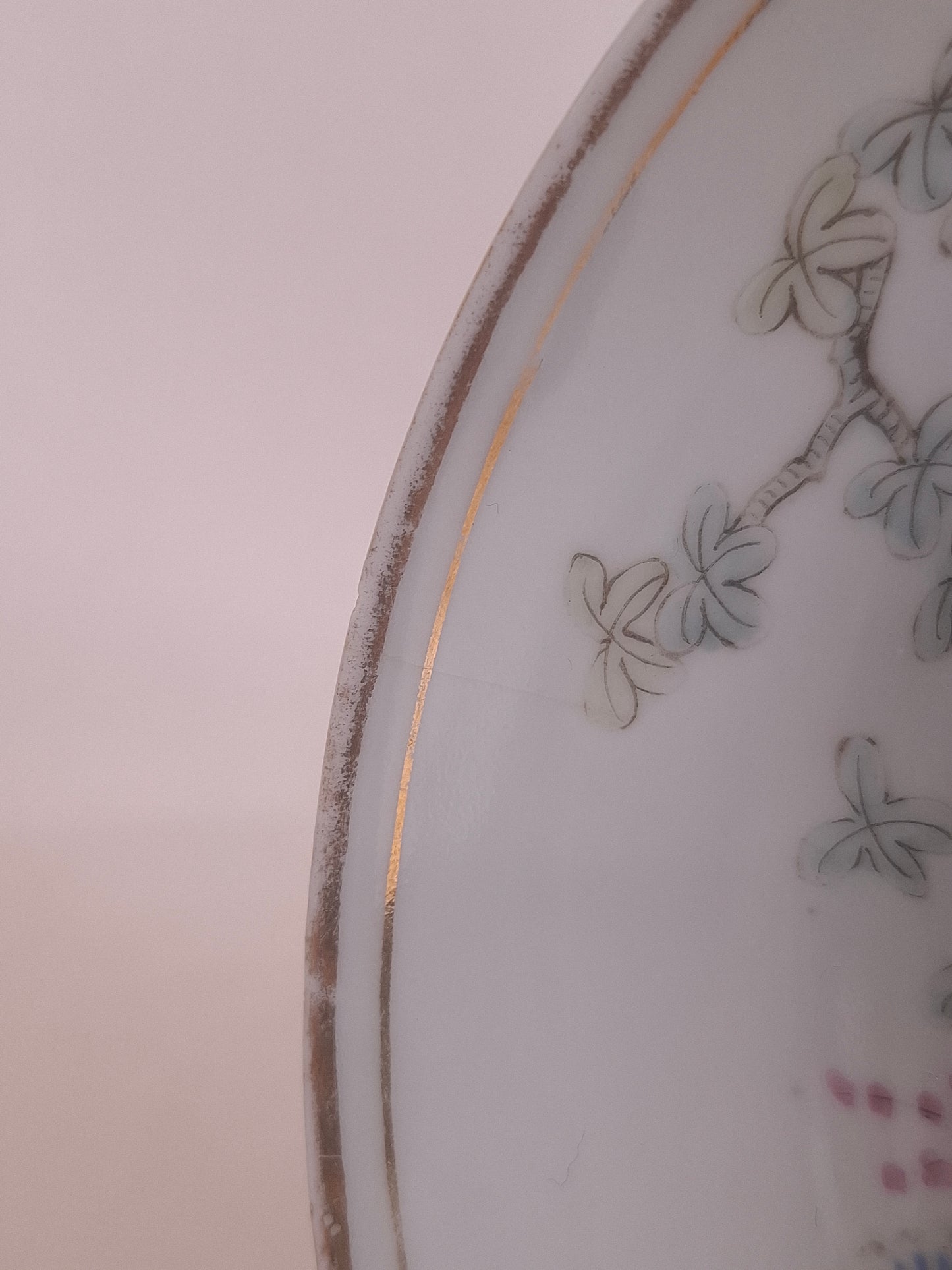 Antique Chinese plate decorated with a garden scene // Republic period (1912-1949)