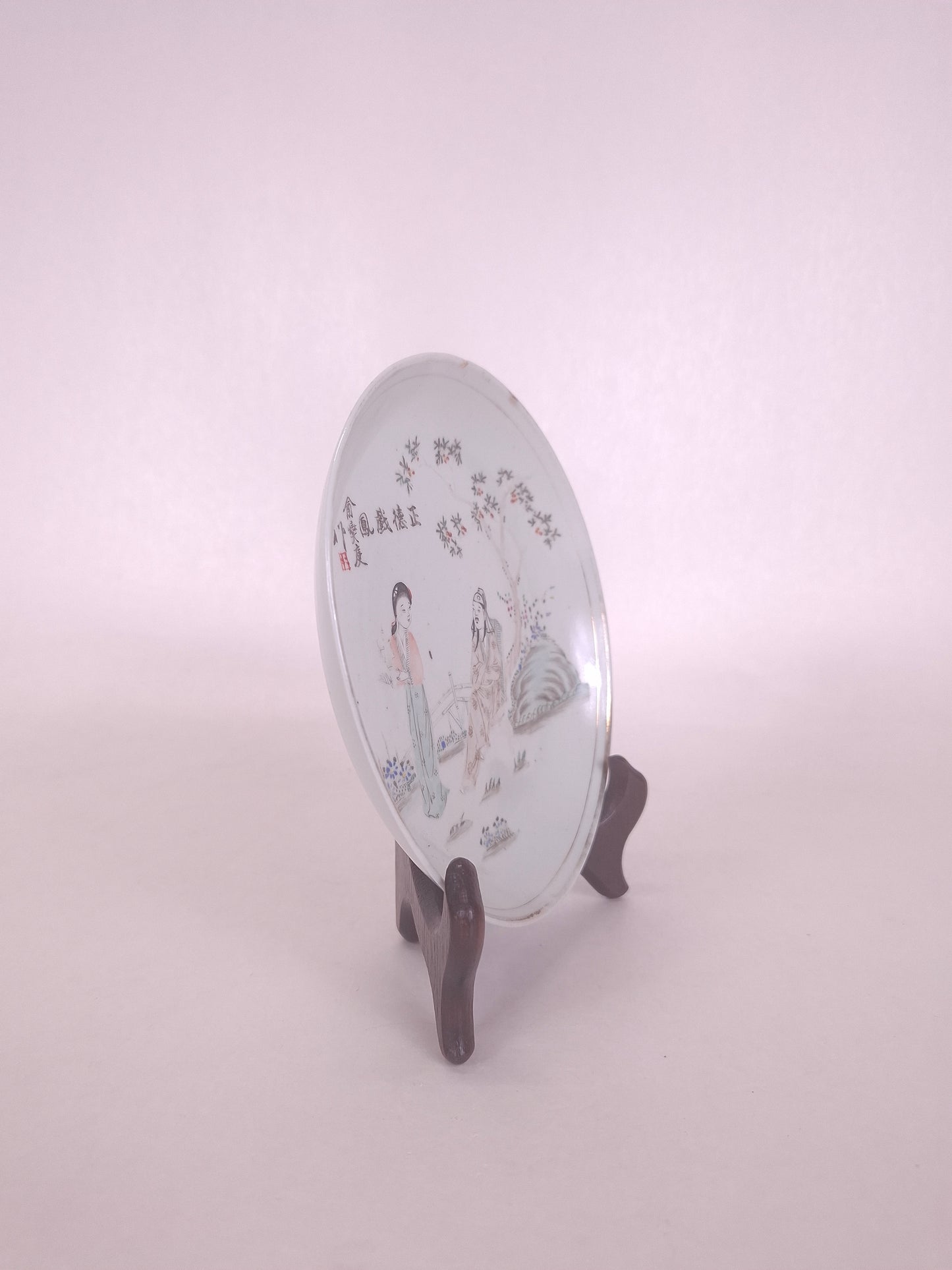 Assiette chinoise ancienne décorée d'un sage et d'une dame chinoise // Période républicaine (1912-1949)