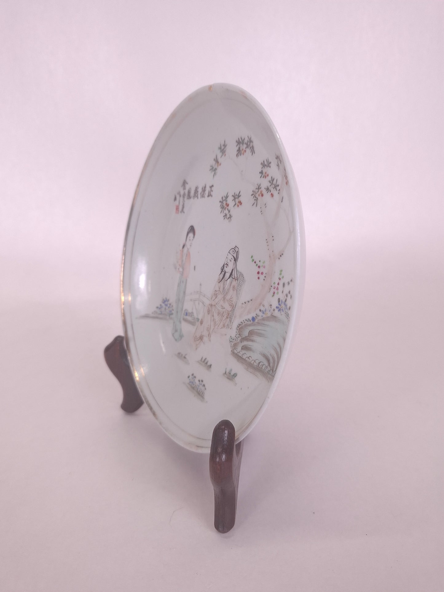 Assiette chinoise ancienne décorée d'un sage et d'une dame chinoise // Période républicaine (1912-1949)