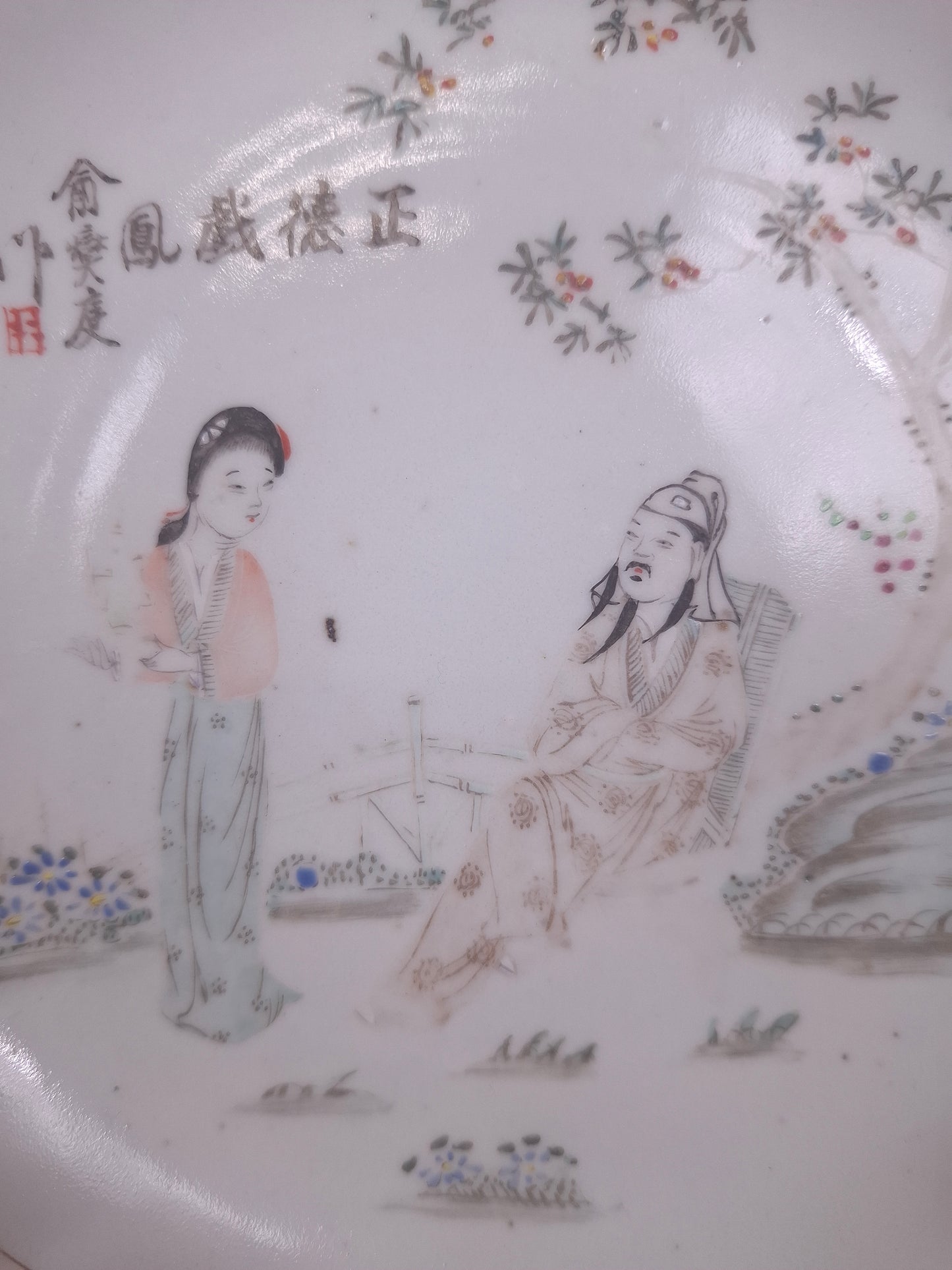 Assiette chinoise ancienne décorée d'un sage et d'une dame chinoise // Période républicaine (1912-1949)