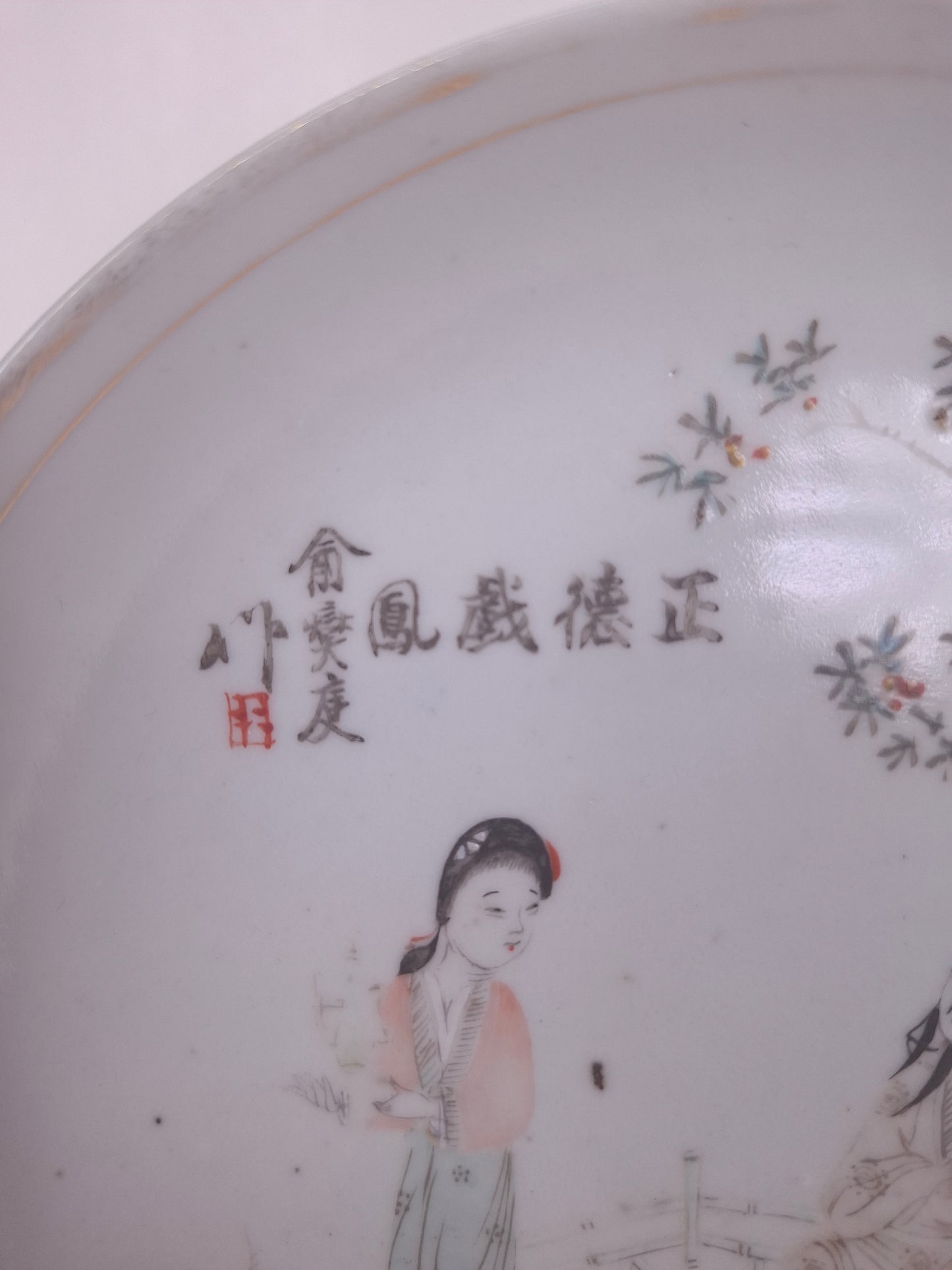Assiette chinoise ancienne décorée d'un sage et d'une dame chinoise // Période républicaine (1912-1949)