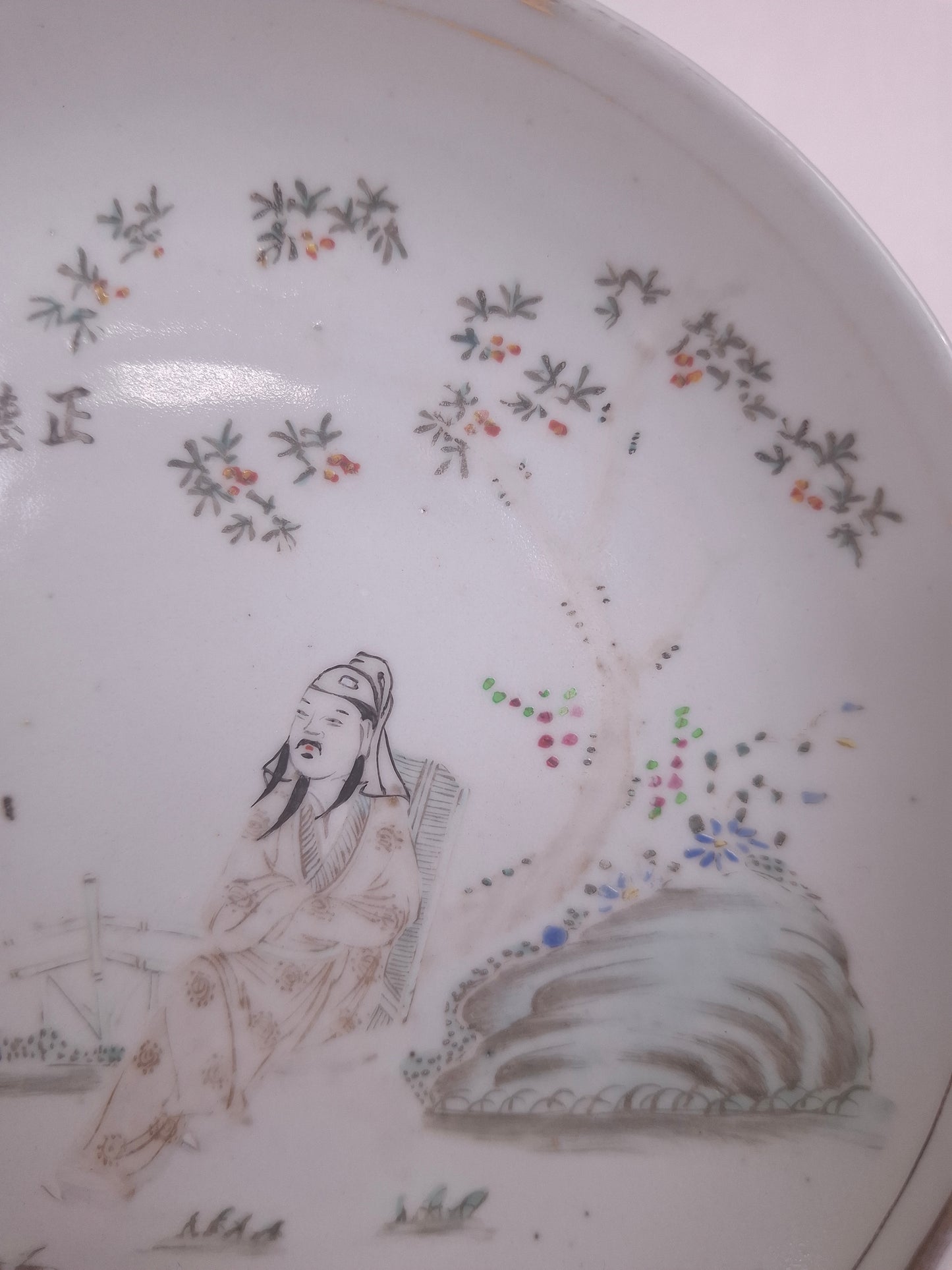 Assiette chinoise ancienne décorée d'un sage et d'une dame chinoise // Période républicaine (1912-1949)