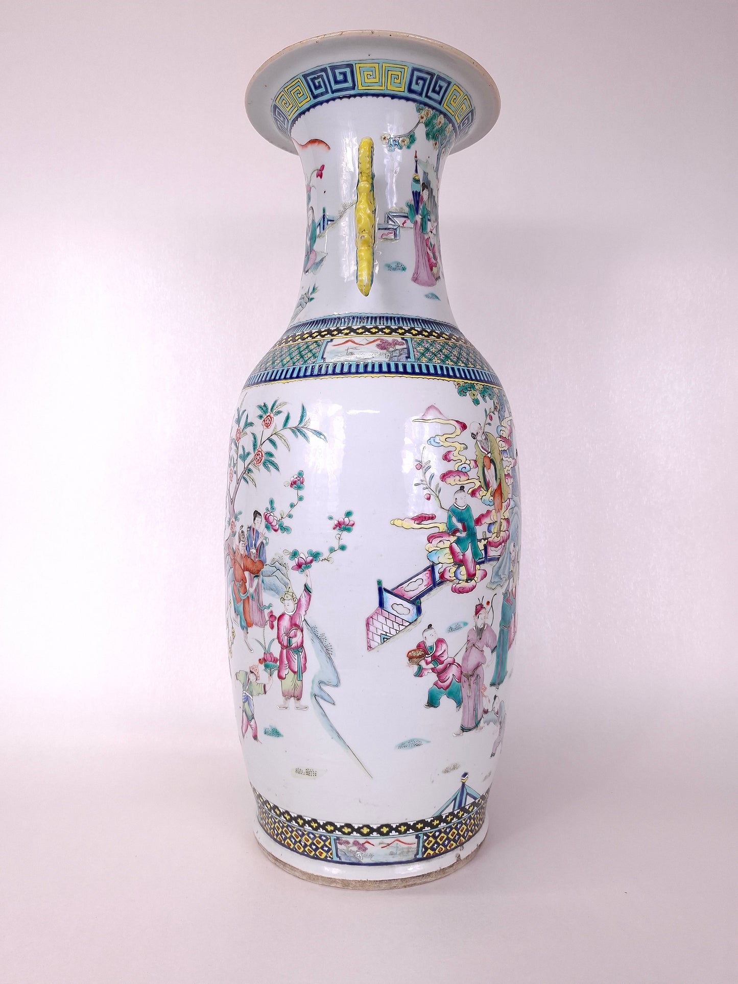 Large antique Chinese famille rose vase decorated with an Imperial scene // Qing Dynasty - 19th century