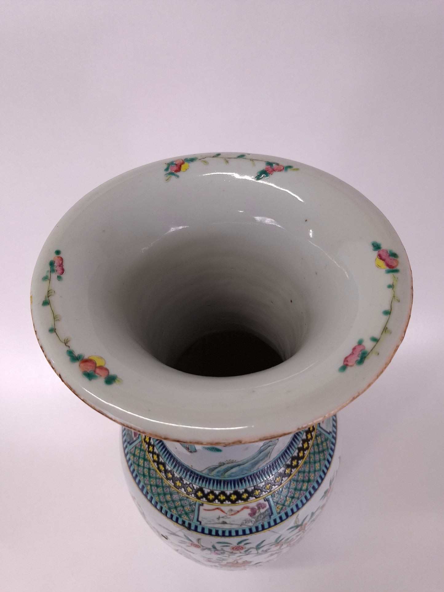 Large antique Chinese famille rose vase decorated with an Imperial scene // Qing Dynasty - 19th century