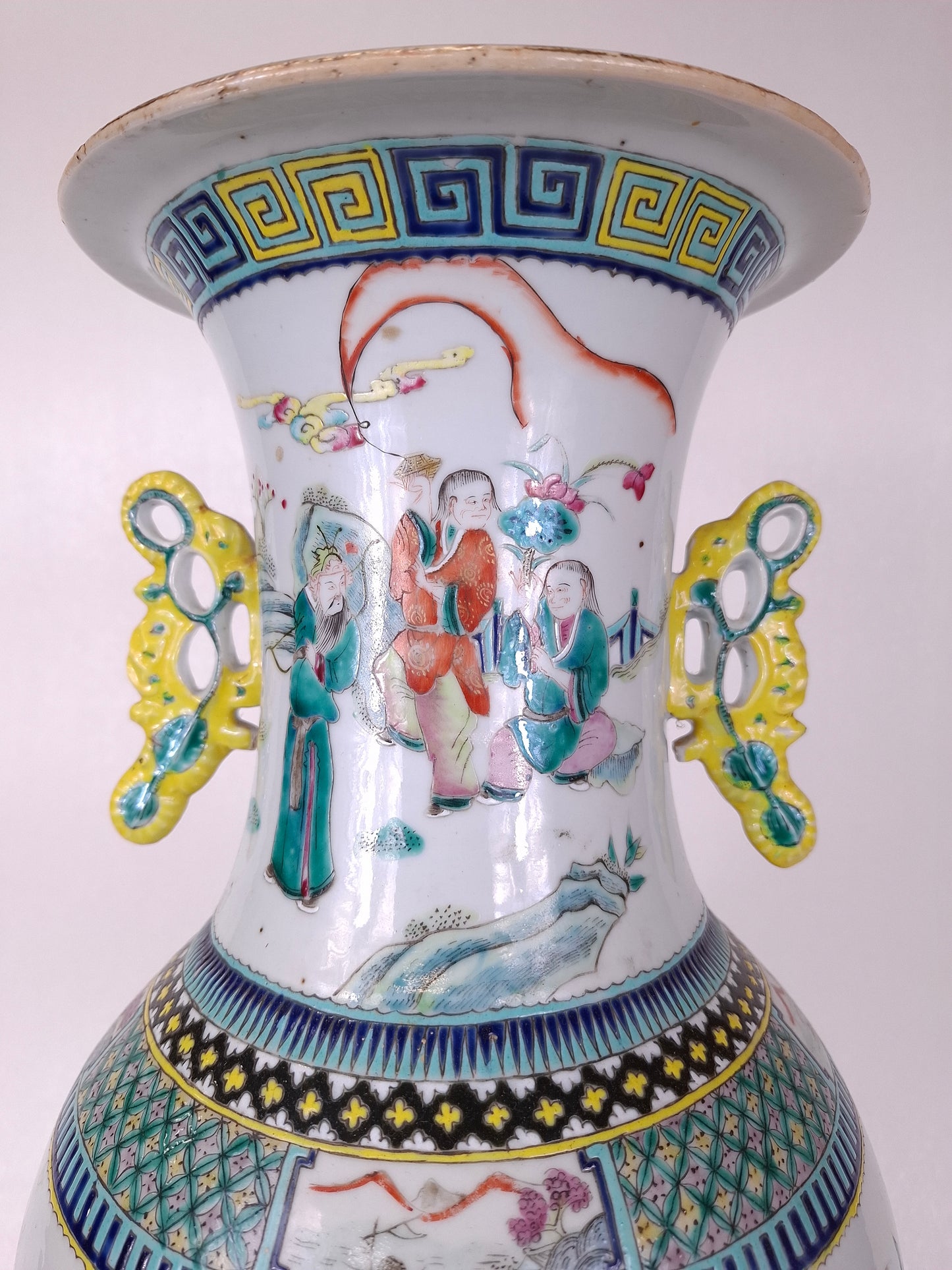 Large antique Chinese famille rose vase decorated with an Imperial scene // Qing Dynasty - 19th century