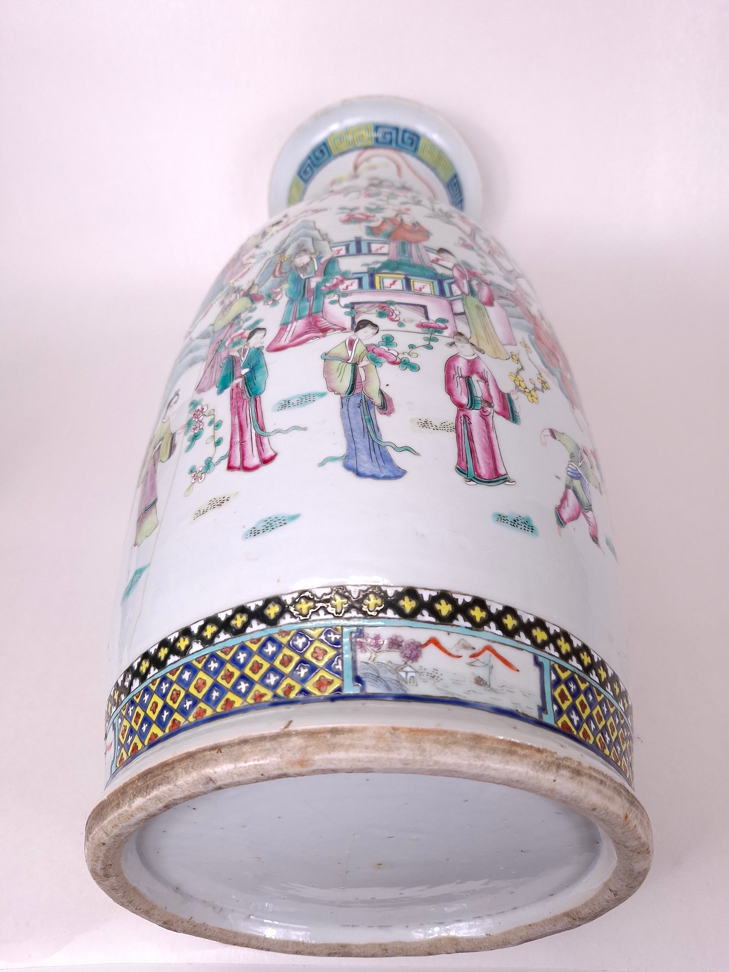 Large antique Chinese famille rose vase decorated with an Imperial scene // Qing Dynasty - 19th century