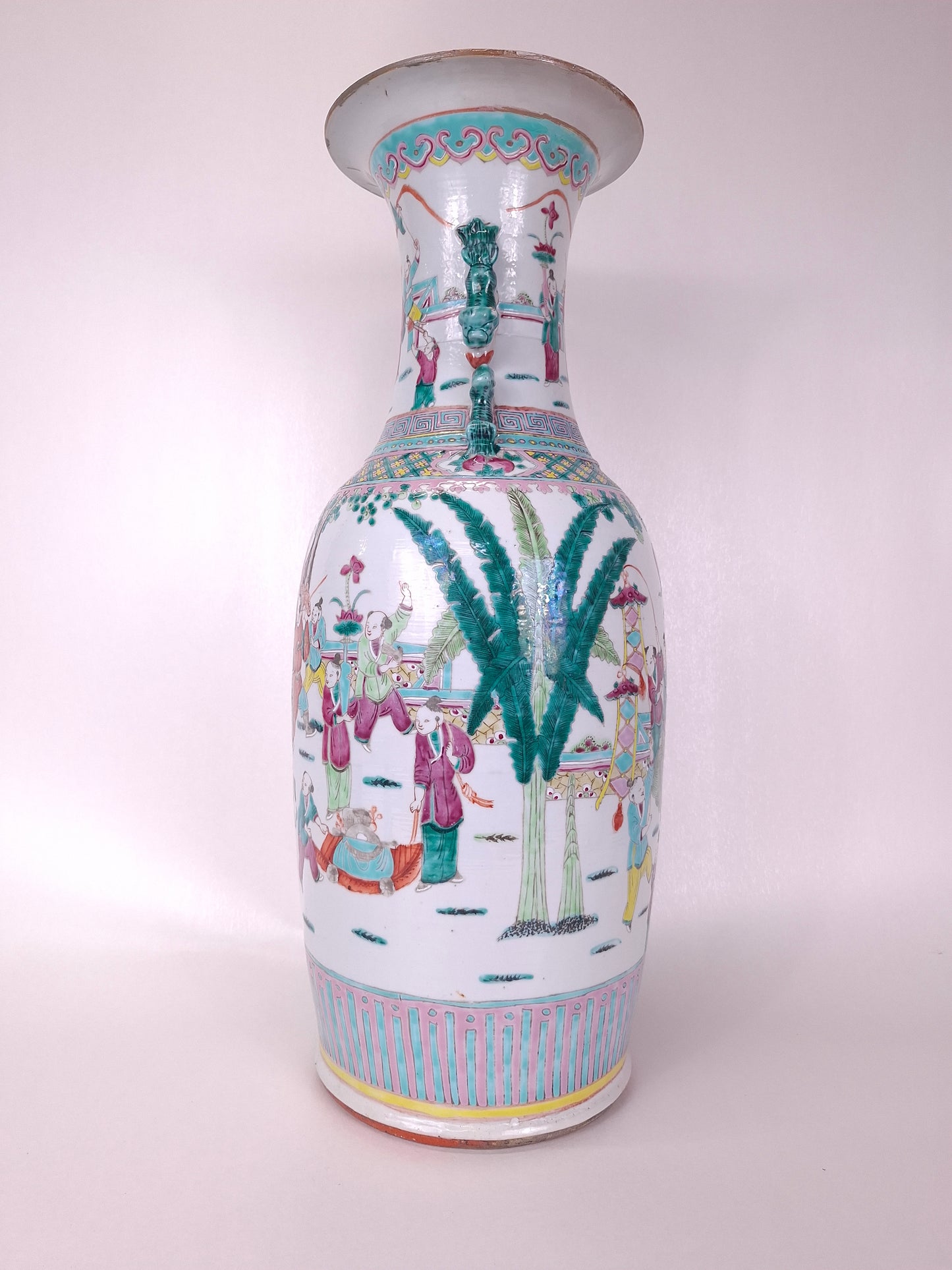 Grand vase ancien chinois en porcelaine rose décoré d'une scène de fête impériale // Dynastie Qing - XIXe siècle