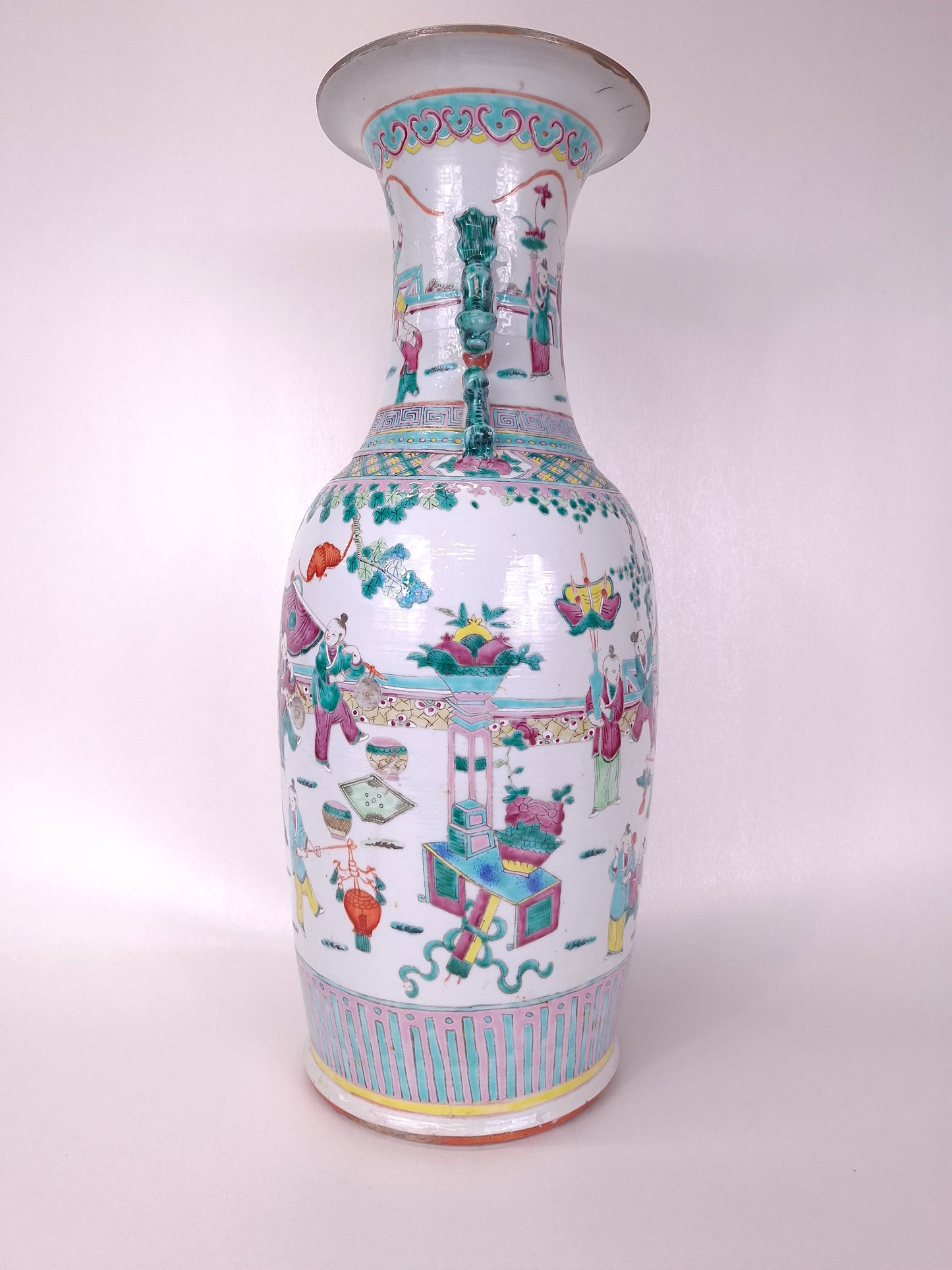 Grand vase ancien chinois en porcelaine rose décoré d'une scène de fête impériale // Dynastie Qing - XIXe siècle