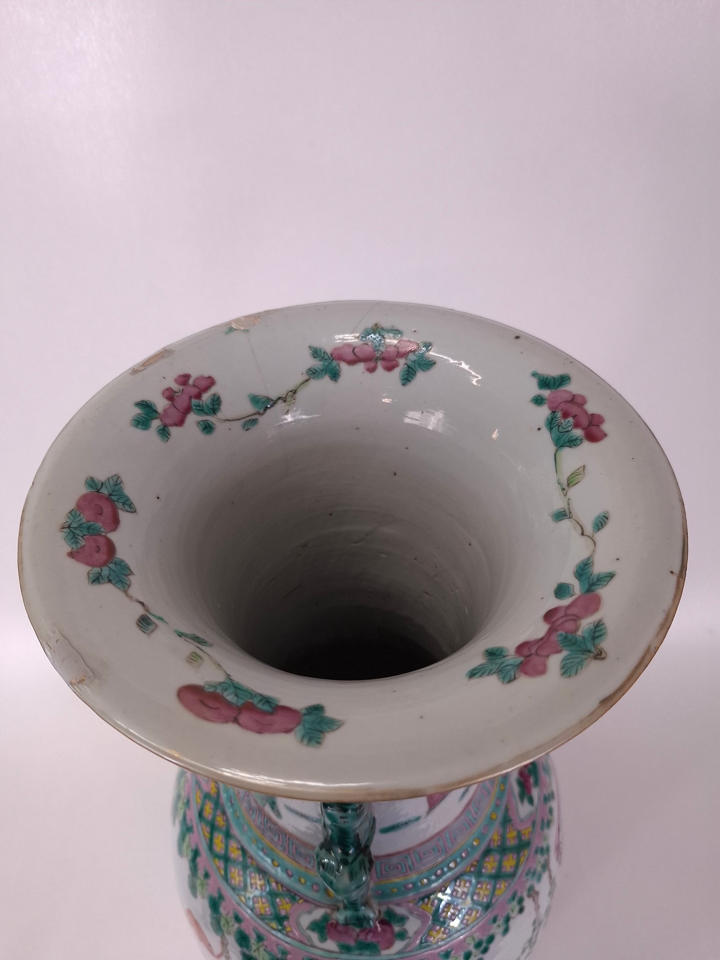 Grand vase ancien chinois en porcelaine rose décoré d'une scène de fête impériale // Dynastie Qing - XIXe siècle