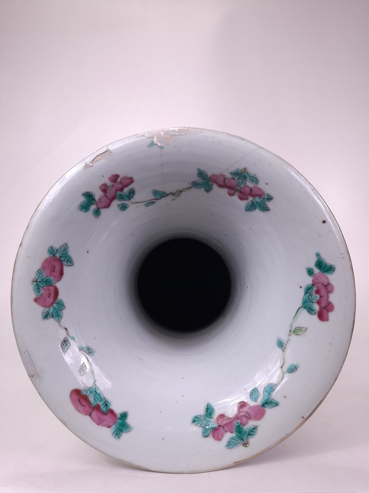 Grand vase ancien chinois en porcelaine rose décoré d'une scène de fête impériale // Dynastie Qing - XIXe siècle