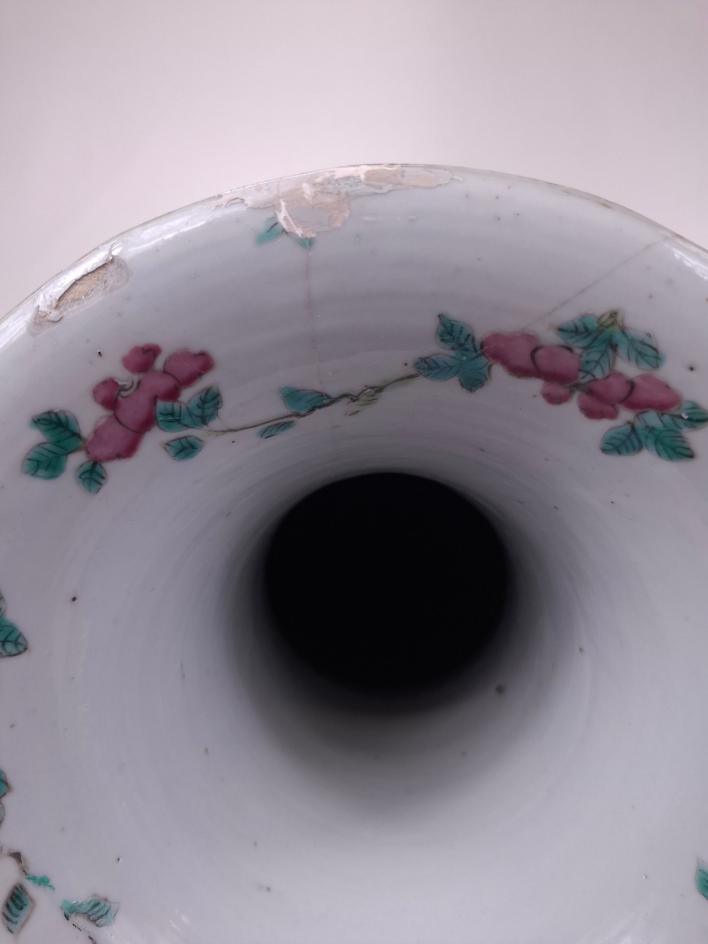 Grand vase ancien chinois en porcelaine rose décoré d'une scène de fête impériale // Dynastie Qing - XIXe siècle