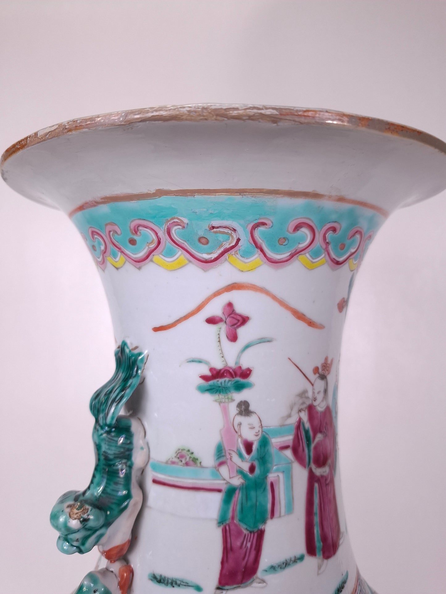 Grand vase ancien chinois en porcelaine rose décoré d'une scène de fête impériale // Dynastie Qing - XIXe siècle