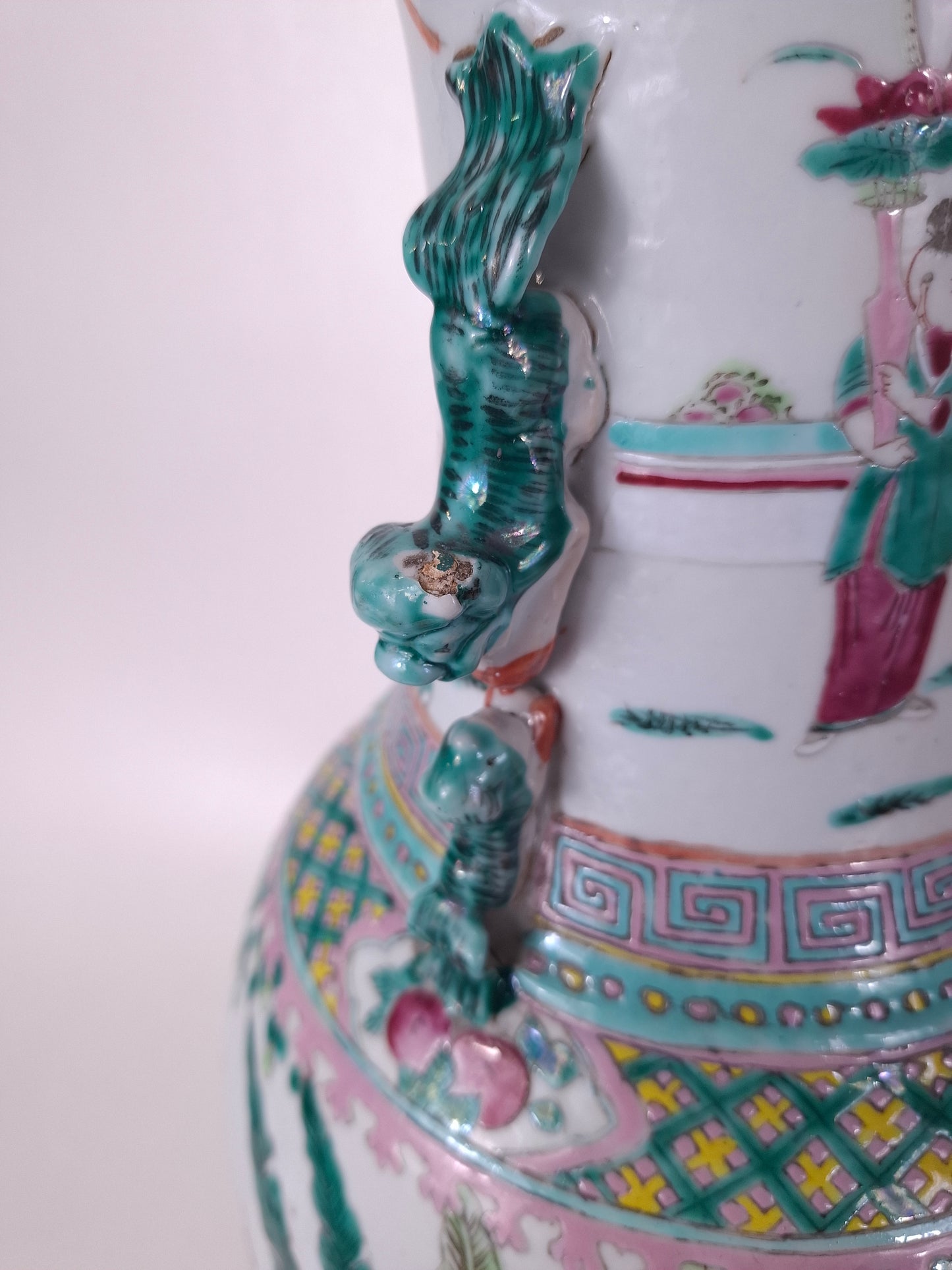Grand vase ancien chinois en porcelaine rose décoré d'une scène de fête impériale // Dynastie Qing - XIXe siècle