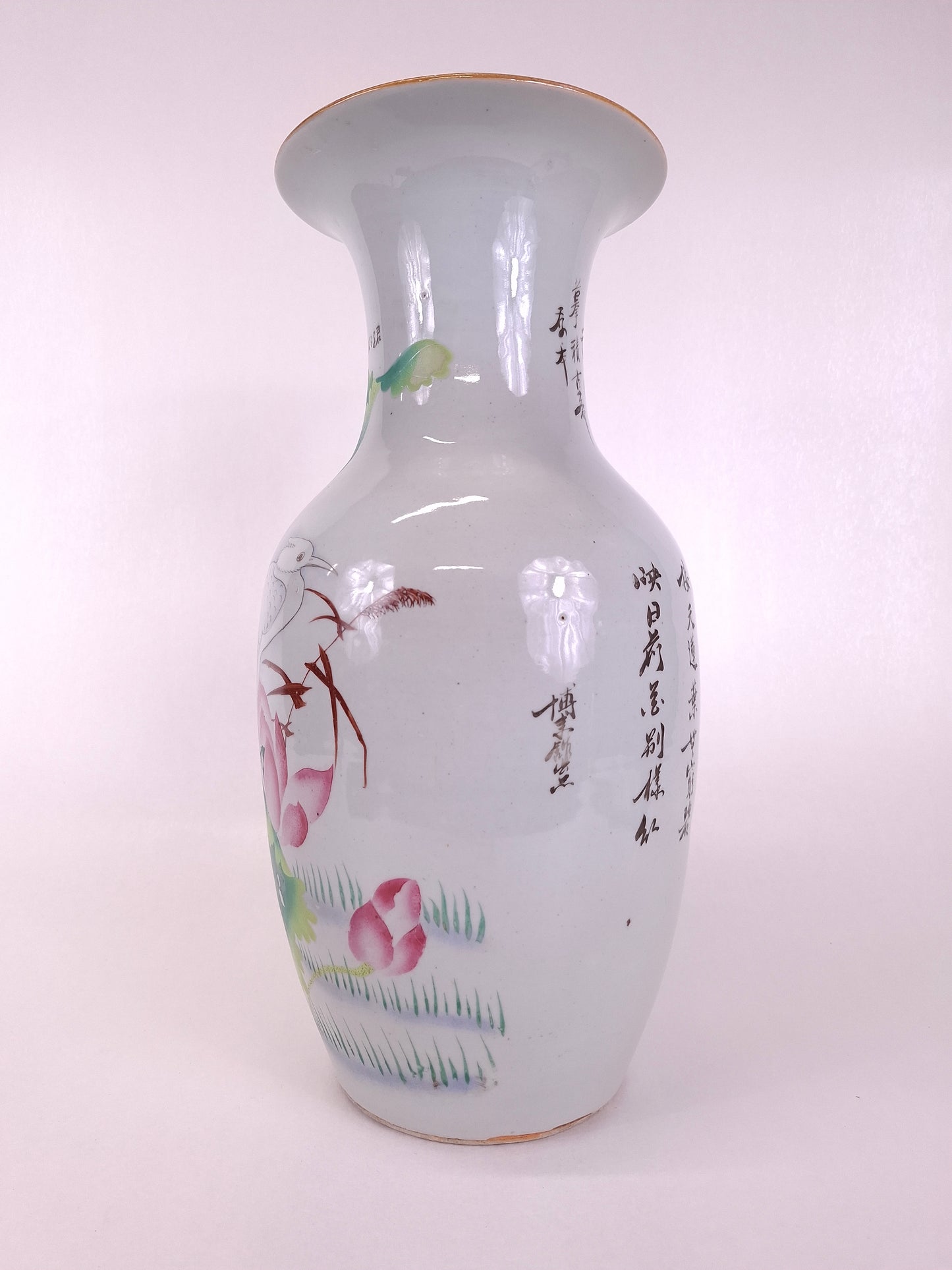 Antique Chinese vase decorated with lotus and bird // Republic period (1912-1949)