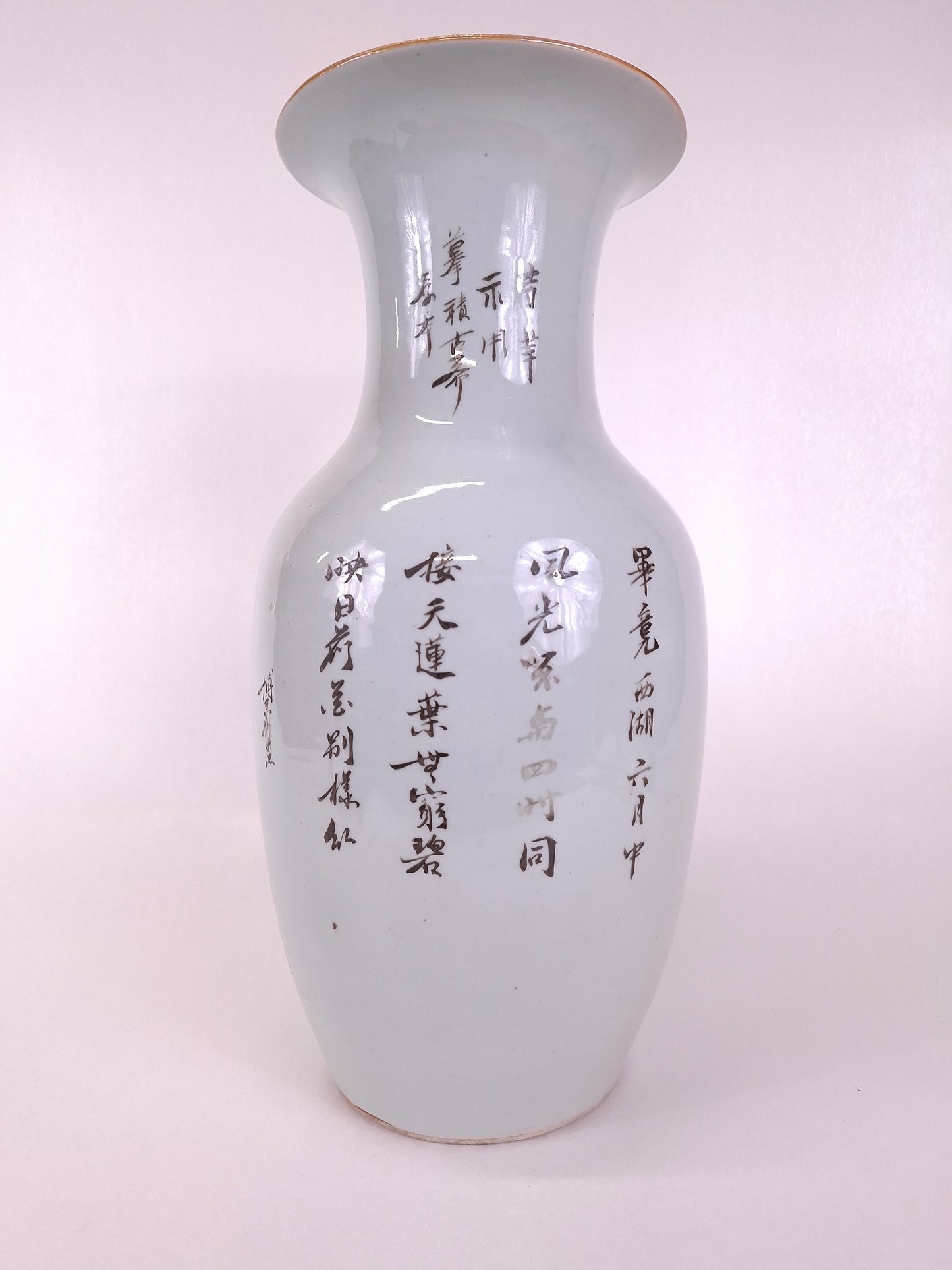 Antique Chinese vase decorated with lotus and bird // Republic period (1912-1949)