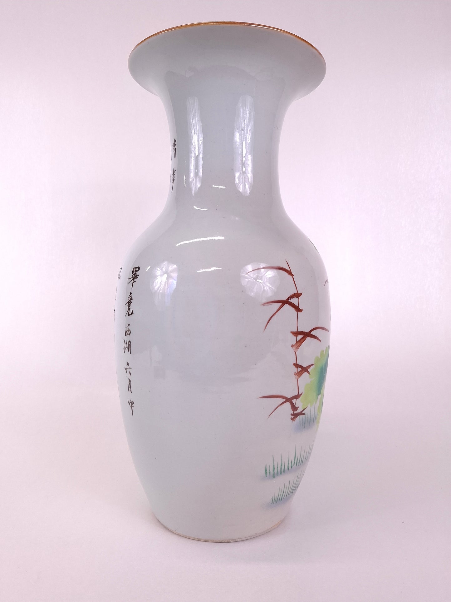 Antique Chinese vase decorated with lotus and bird // Republic period (1912-1949)
