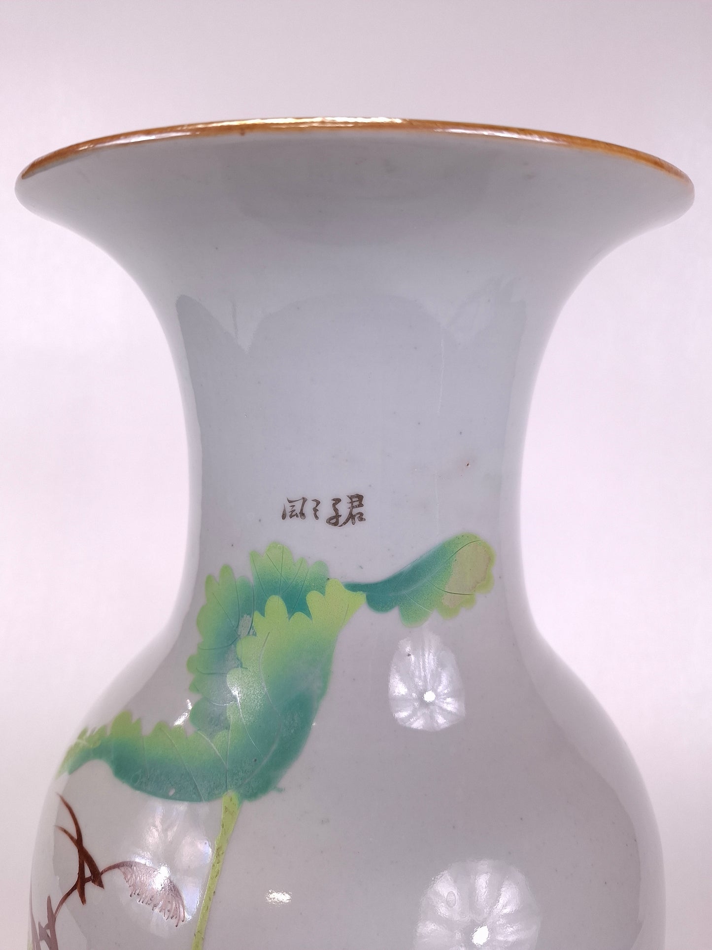 Antique Chinese vase decorated with lotus and bird // Republic period (1912-1949)