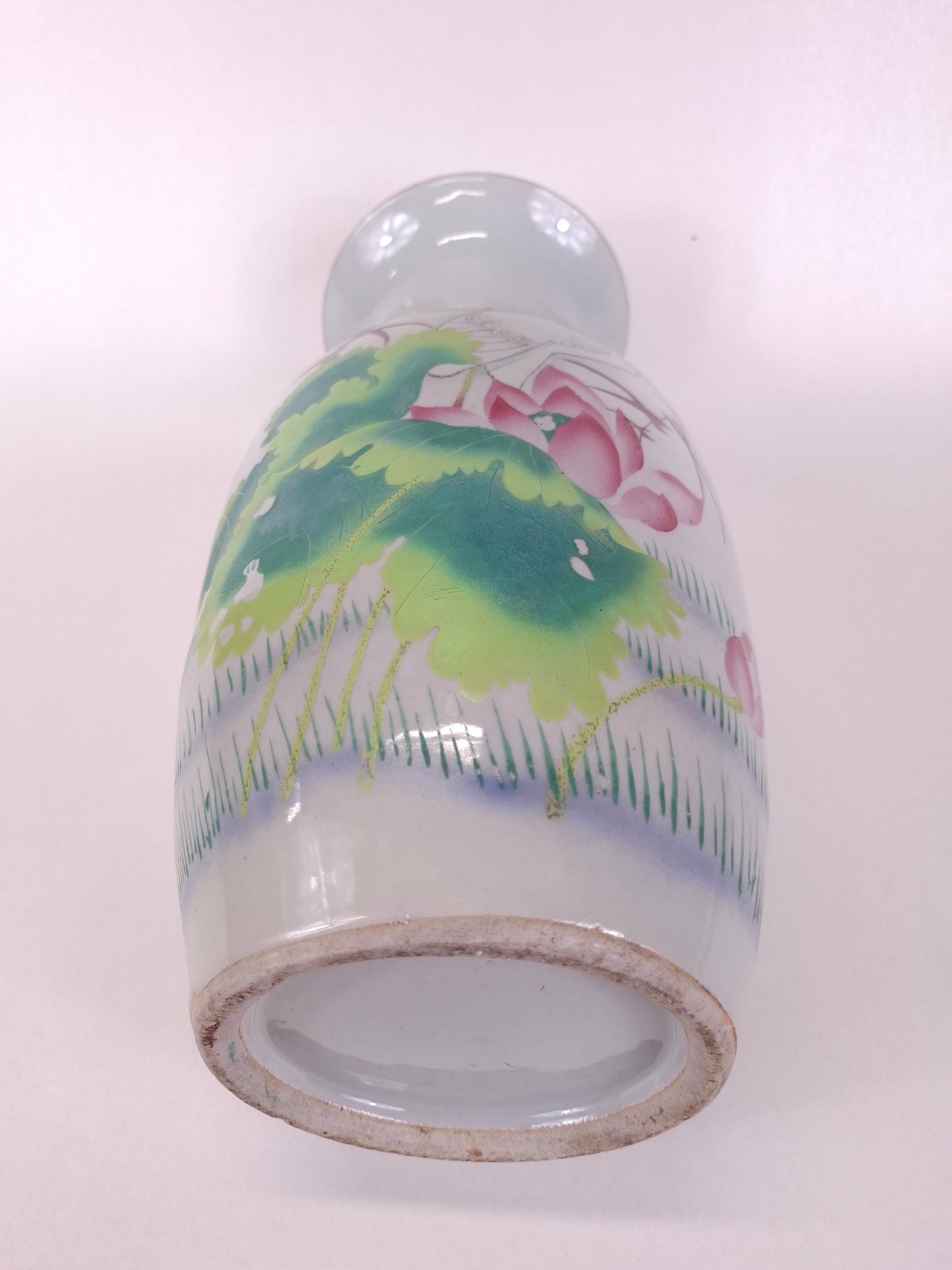 Antique Chinese vase decorated with lotus and bird // Republic period (1912-1949)